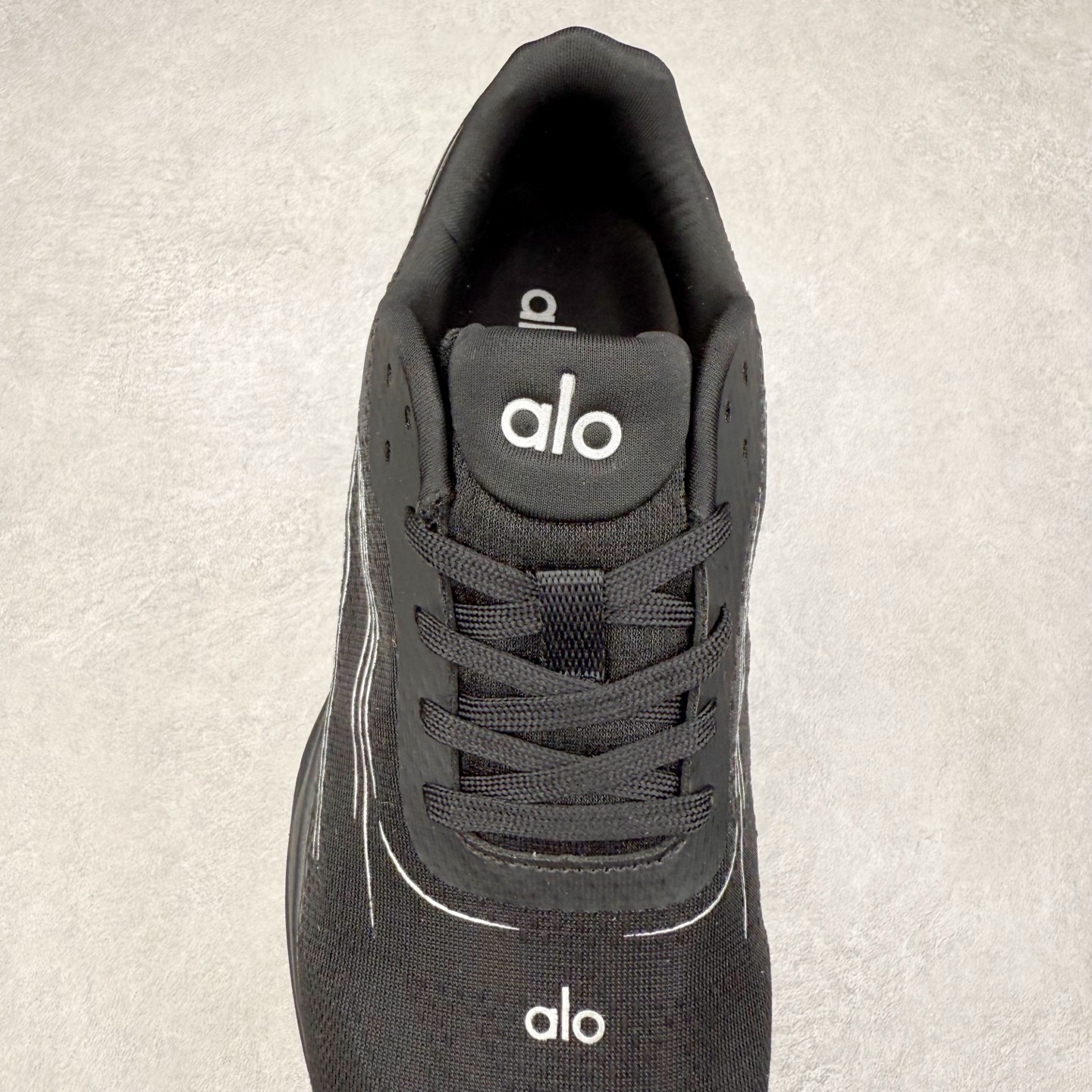 图片[5]-Alo yoga Alo Runner 舒适百搭防滑耐磨低帮跑步鞋 Alo Yoga于2007年创立于洛杉矶，意在传播有意识的运动，同时激发人们的健康意识与创造力。品牌的核心理念在于制作能够带来完美体验的瑜伽服饰与功能性单品，让有意识的运动触入并改变生活。Alo Yoga将其设计延伸到日常服饰概念，坚持不懈地捕捉当代时尚潮流，将品牌的运动美学理念、精致前卫的设计与舒适功能面料完美结合。与此同时，Alo Yoga的设计受到了时尚界人士与名人们的追捧，Talor Swift、Kendall Jenner等街拍照片中都曾出现品牌不同单品的身影。尺码：36 36.5 37.5 38 38.5 39 40 40.5 41 42 42.5 43 44 44.5 45-选品中心