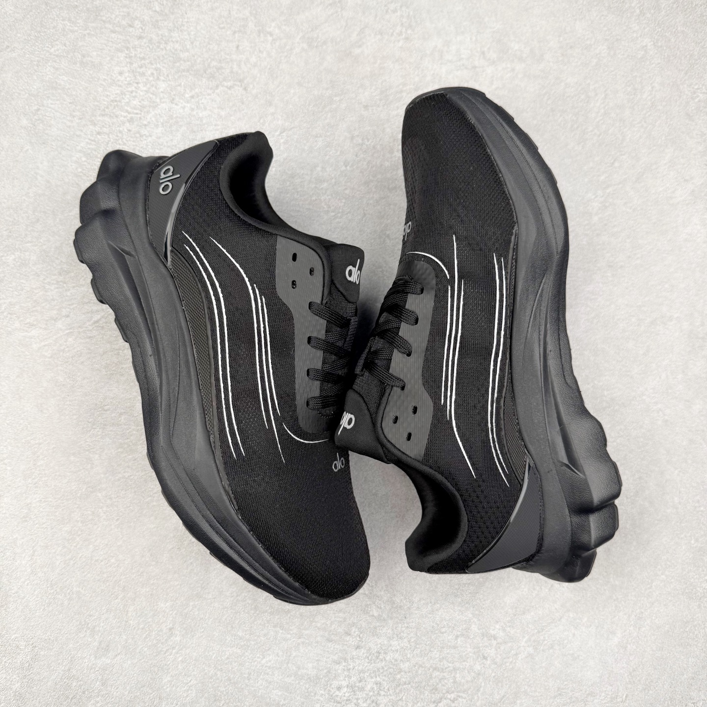 图片[3]-Alo yoga Alo Runner 舒适百搭防滑耐磨低帮跑步鞋 Alo Yoga于2007年创立于洛杉矶，意在传播有意识的运动，同时激发人们的健康意识与创造力。品牌的核心理念在于制作能够带来完美体验的瑜伽服饰与功能性单品，让有意识的运动触入并改变生活。Alo Yoga将其设计延伸到日常服饰概念，坚持不懈地捕捉当代时尚潮流，将品牌的运动美学理念、精致前卫的设计与舒适功能面料完美结合。与此同时，Alo Yoga的设计受到了时尚界人士与名人们的追捧，Talor Swift、Kendall Jenner等街拍照片中都曾出现品牌不同单品的身影。尺码：36 36.5 37.5 38 38.5 39 40 40.5 41 42 42.5 43 44 44.5 45-选品中心