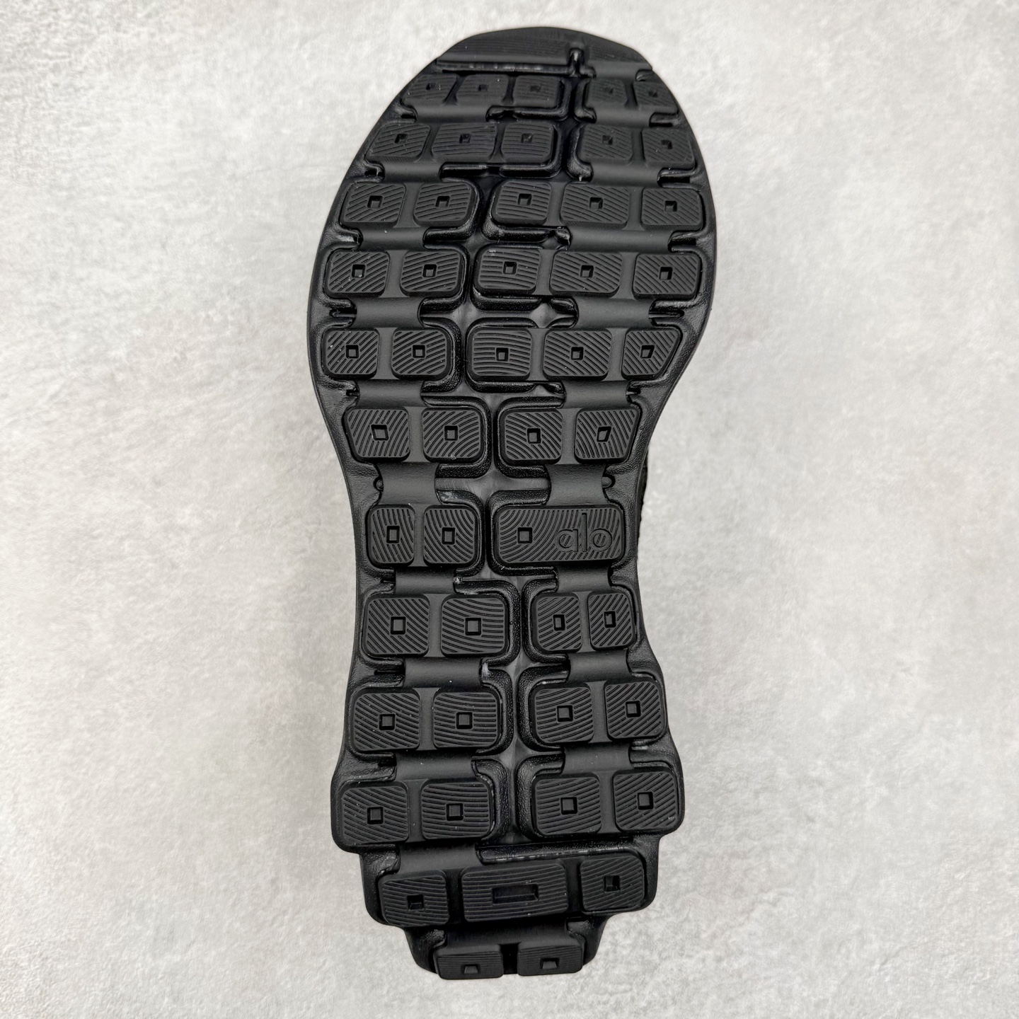 图片[9]-Alo yoga Alo Runner 舒适百搭防滑耐磨低帮跑步鞋 Alo Yoga于2007年创立于洛杉矶，意在传播有意识的运动，同时激发人们的健康意识与创造力。品牌的核心理念在于制作能够带来完美体验的瑜伽服饰与功能性单品，让有意识的运动触入并改变生活。Alo Yoga将其设计延伸到日常服饰概念，坚持不懈地捕捉当代时尚潮流，将品牌的运动美学理念、精致前卫的设计与舒适功能面料完美结合。与此同时，Alo Yoga的设计受到了时尚界人士与名人们的追捧，Talor Swift、Kendall Jenner等街拍照片中都曾出现品牌不同单品的身影。尺码：36 36.5 37.5 38 38.5 39 40 40.5 41 42 42.5 43 44 44.5 45-选品中心