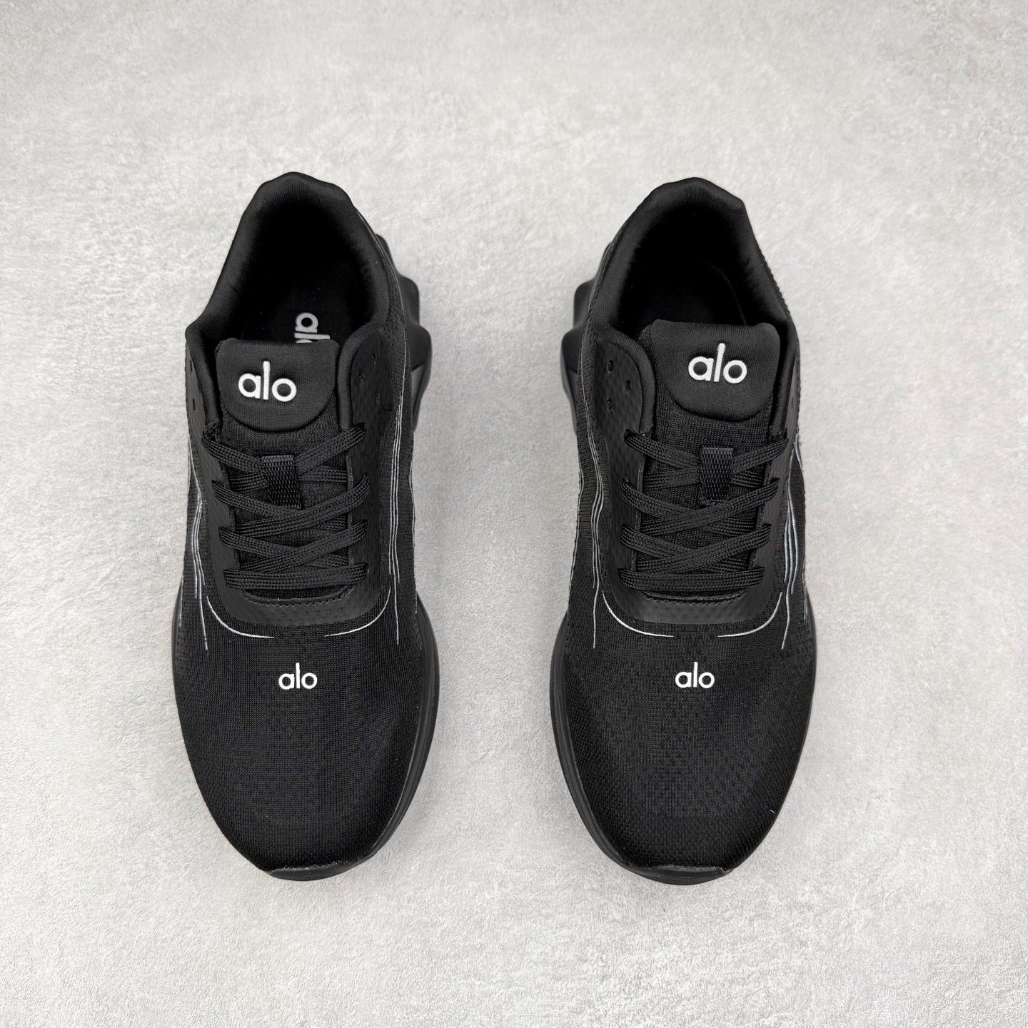 图片[2]-Alo yoga Alo Runner 舒适百搭防滑耐磨低帮跑步鞋 Alo Yoga于2007年创立于洛杉矶，意在传播有意识的运动，同时激发人们的健康意识与创造力。品牌的核心理念在于制作能够带来完美体验的瑜伽服饰与功能性单品，让有意识的运动触入并改变生活。Alo Yoga将其设计延伸到日常服饰概念，坚持不懈地捕捉当代时尚潮流，将品牌的运动美学理念、精致前卫的设计与舒适功能面料完美结合。与此同时，Alo Yoga的设计受到了时尚界人士与名人们的追捧，Talor Swift、Kendall Jenner等街拍照片中都曾出现品牌不同单品的身影。尺码：36 36.5 37.5 38 38.5 39 40 40.5 41 42 42.5 43 44 44.5 45-选品中心