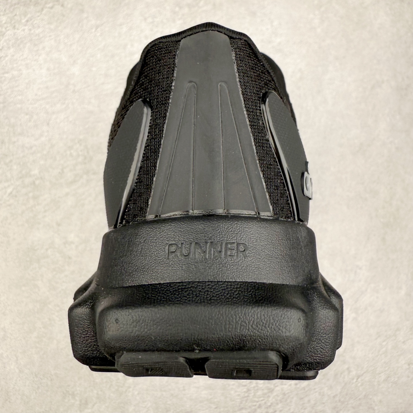 图片[8]-Alo yoga Alo Runner 舒适百搭防滑耐磨低帮跑步鞋 Alo Yoga于2007年创立于洛杉矶，意在传播有意识的运动，同时激发人们的健康意识与创造力。品牌的核心理念在于制作能够带来完美体验的瑜伽服饰与功能性单品，让有意识的运动触入并改变生活。Alo Yoga将其设计延伸到日常服饰概念，坚持不懈地捕捉当代时尚潮流，将品牌的运动美学理念、精致前卫的设计与舒适功能面料完美结合。与此同时，Alo Yoga的设计受到了时尚界人士与名人们的追捧，Talor Swift、Kendall Jenner等街拍照片中都曾出现品牌不同单品的身影。尺码：36 36.5 37.5 38 38.5 39 40 40.5 41 42 42.5 43 44 44.5 45-选品中心