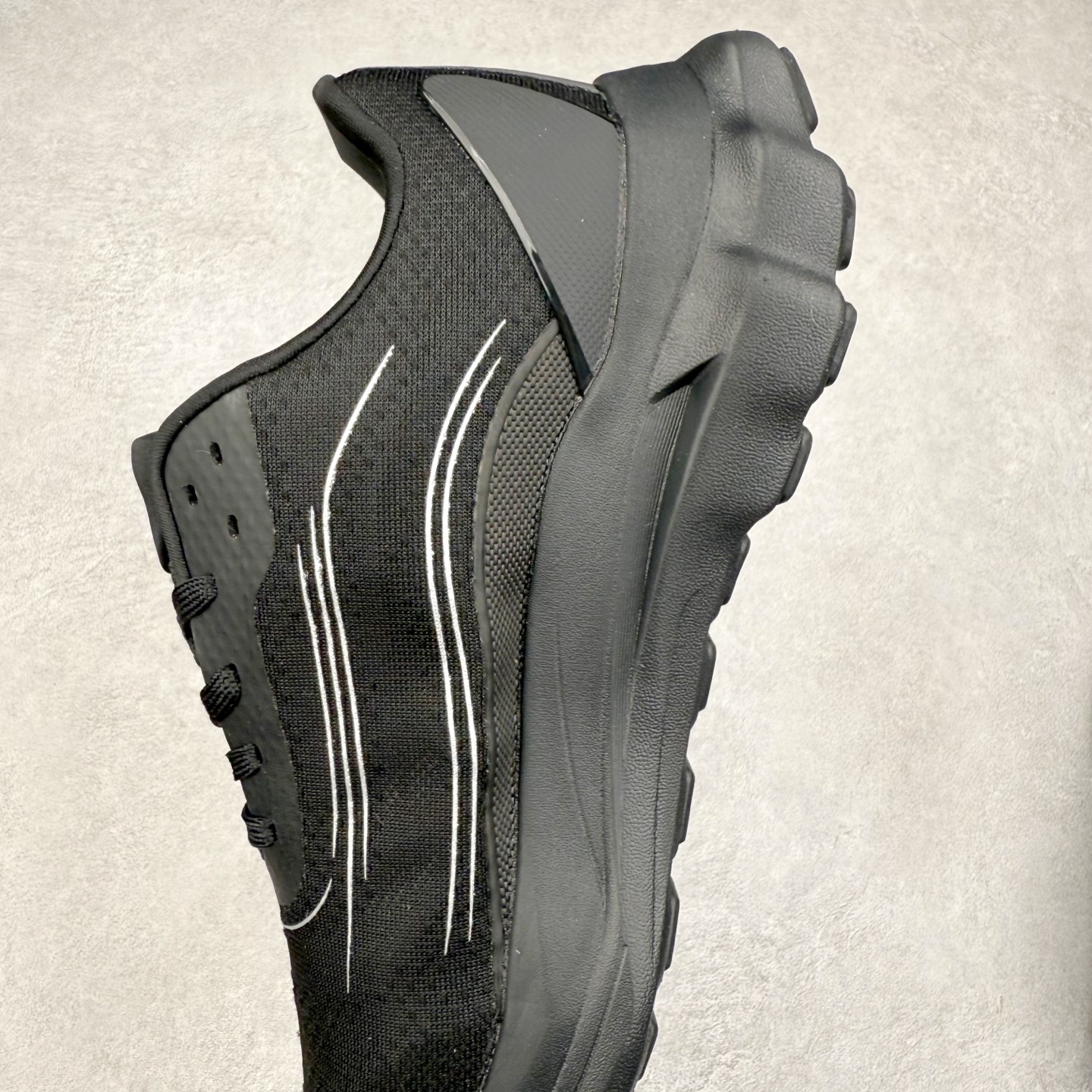 图片[7]-Alo yoga Alo Runner 舒适百搭防滑耐磨低帮跑步鞋 Alo Yoga于2007年创立于洛杉矶，意在传播有意识的运动，同时激发人们的健康意识与创造力。品牌的核心理念在于制作能够带来完美体验的瑜伽服饰与功能性单品，让有意识的运动触入并改变生活。Alo Yoga将其设计延伸到日常服饰概念，坚持不懈地捕捉当代时尚潮流，将品牌的运动美学理念、精致前卫的设计与舒适功能面料完美结合。与此同时，Alo Yoga的设计受到了时尚界人士与名人们的追捧，Talor Swift、Kendall Jenner等街拍照片中都曾出现品牌不同单品的身影。尺码：36 36.5 37.5 38 38.5 39 40 40.5 41 42 42.5 43 44 44.5 45-选品中心