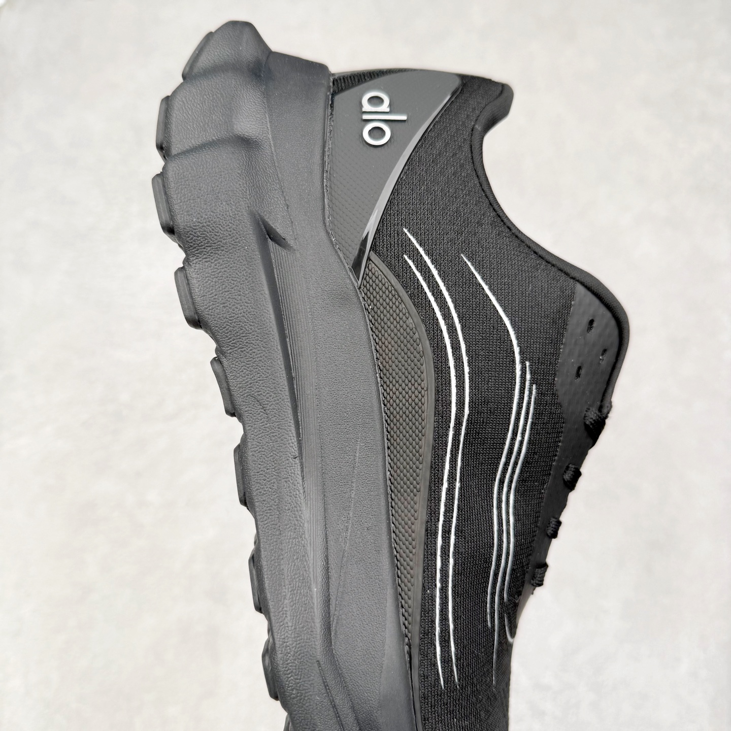 图片[6]-Alo yoga Alo Runner 舒适百搭防滑耐磨低帮跑步鞋 Alo Yoga于2007年创立于洛杉矶，意在传播有意识的运动，同时激发人们的健康意识与创造力。品牌的核心理念在于制作能够带来完美体验的瑜伽服饰与功能性单品，让有意识的运动触入并改变生活。Alo Yoga将其设计延伸到日常服饰概念，坚持不懈地捕捉当代时尚潮流，将品牌的运动美学理念、精致前卫的设计与舒适功能面料完美结合。与此同时，Alo Yoga的设计受到了时尚界人士与名人们的追捧，Talor Swift、Kendall Jenner等街拍照片中都曾出现品牌不同单品的身影。尺码：36 36.5 37.5 38 38.5 39 40 40.5 41 42 42.5 43 44 44.5 45-选品中心