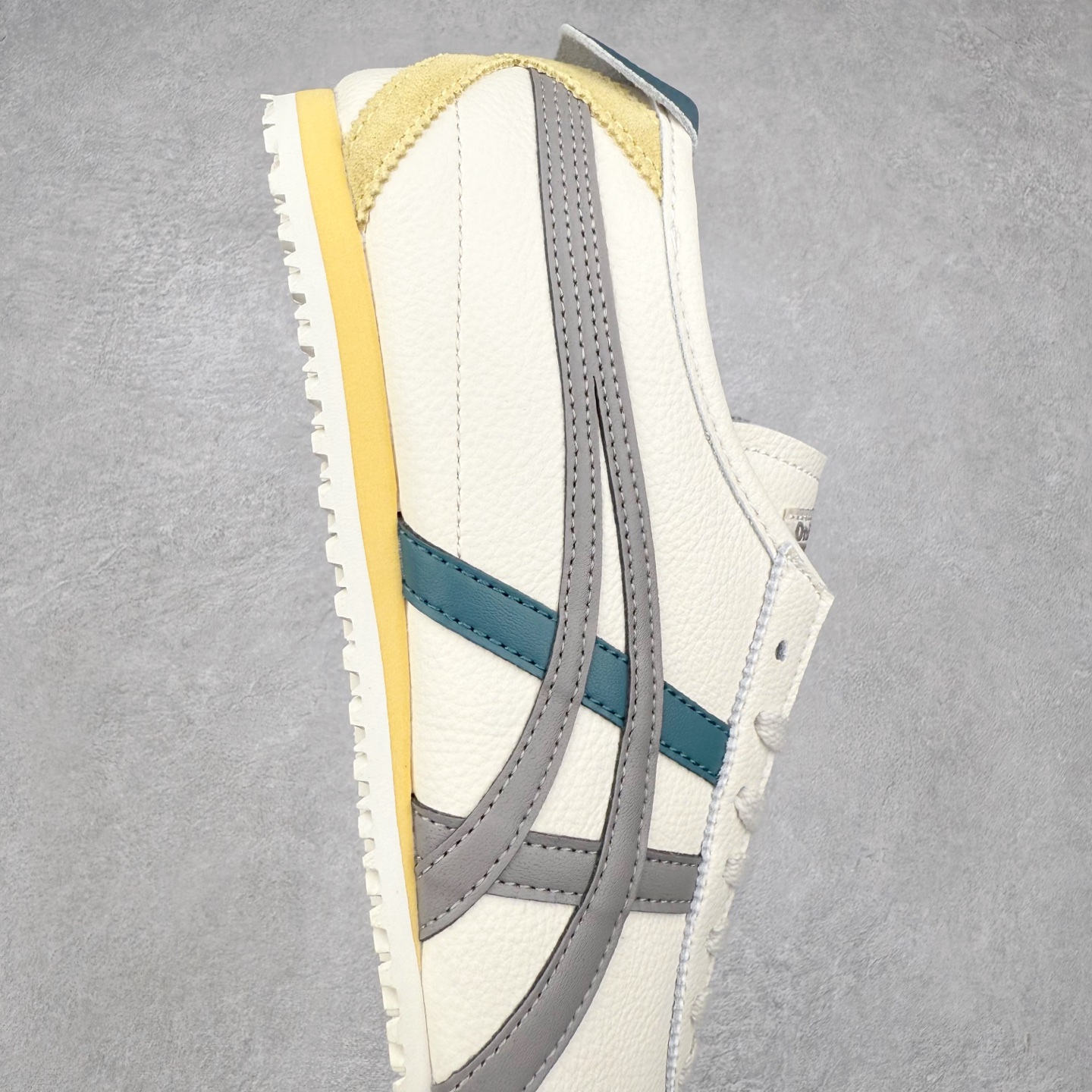 图片[6]-Asics Onitsuka Tiger MEXICO 66 亚瑟士鬼冢虎复古经典板鞋 市场王者选手 海外订单工厂出品 长期生产补货永不断码 超成熟稳定的做工品控 原装全套纸板楦头开发 原汁原味 完美呈现版型 私模正确鞋底咬花纹路 一比一鞋头弧度高度鞋身弧度 绝不口嗨 细节品控鞋型随意秒杀市面 原档咬花纹路私模大底 一个单元有六个三角形 总体形拼接呈现花瓣状 官方四联吊牌 原装Ortholite轻量化鞋垫 原盒原配 质保卡 说明书 钢印防尘纸 纸板中底带钢印 乳胶组合鞋垫 支持全方位的对比专柜 产品从款式颜色造型上体现出追求舒适和细节的完美 鞋类更是推崇手工制作的严谨与完美 融舒适性与可穿性的设计风格 注重细节的完美和别致魅力 既保持稳重 又不失轻松的时尚感 尺码：36 37 37.5 38 39 39.5 40 40.5 41.5 42 42.5 43.5 44 45-选品中心