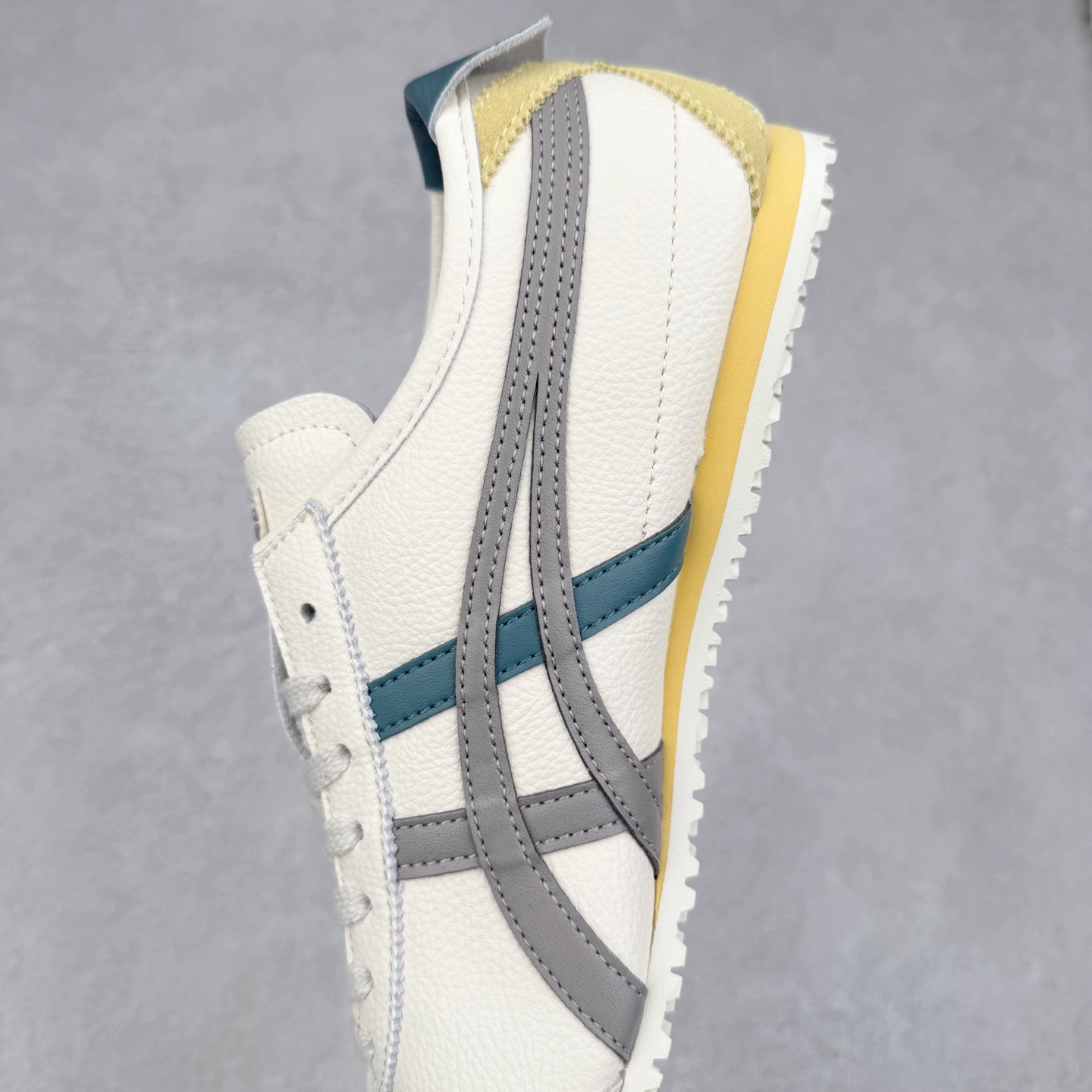 图片[7]-Asics Onitsuka Tiger MEXICO 66 亚瑟士鬼冢虎复古经典板鞋 市场王者选手 海外订单工厂出品 长期生产补货永不断码 超成熟稳定的做工品控 原装全套纸板楦头开发 原汁原味 完美呈现版型 私模正确鞋底咬花纹路 一比一鞋头弧度高度鞋身弧度 绝不口嗨 细节品控鞋型随意秒杀市面 原档咬花纹路私模大底 一个单元有六个三角形 总体形拼接呈现花瓣状 官方四联吊牌 原装Ortholite轻量化鞋垫 原盒原配 质保卡 说明书 钢印防尘纸 纸板中底带钢印 乳胶组合鞋垫 支持全方位的对比专柜 产品从款式颜色造型上体现出追求舒适和细节的完美 鞋类更是推崇手工制作的严谨与完美 融舒适性与可穿性的设计风格 注重细节的完美和别致魅力 既保持稳重 又不失轻松的时尚感 尺码：36 37 37.5 38 39 39.5 40 40.5 41.5 42 42.5 43.5 44 45-选品中心