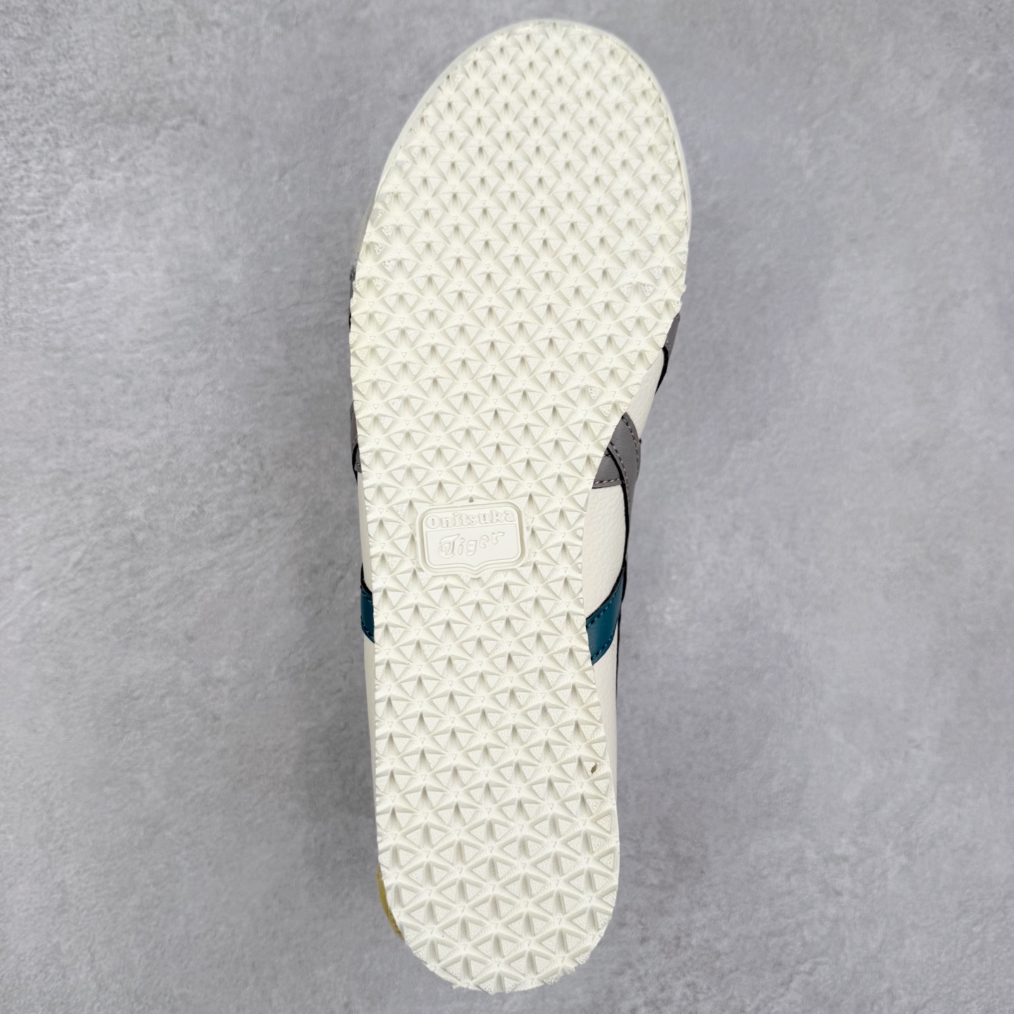 图片[9]-Asics Onitsuka Tiger MEXICO 66 亚瑟士鬼冢虎复古经典板鞋 市场王者选手 海外订单工厂出品 长期生产补货永不断码 超成熟稳定的做工品控 原装全套纸板楦头开发 原汁原味 完美呈现版型 私模正确鞋底咬花纹路 一比一鞋头弧度高度鞋身弧度 绝不口嗨 细节品控鞋型随意秒杀市面 原档咬花纹路私模大底 一个单元有六个三角形 总体形拼接呈现花瓣状 官方四联吊牌 原装Ortholite轻量化鞋垫 原盒原配 质保卡 说明书 钢印防尘纸 纸板中底带钢印 乳胶组合鞋垫 支持全方位的对比专柜 产品从款式颜色造型上体现出追求舒适和细节的完美 鞋类更是推崇手工制作的严谨与完美 融舒适性与可穿性的设计风格 注重细节的完美和别致魅力 既保持稳重 又不失轻松的时尚感 尺码：36 37 37.5 38 39 39.5 40 40.5 41.5 42 42.5 43.5 44 45-选品中心