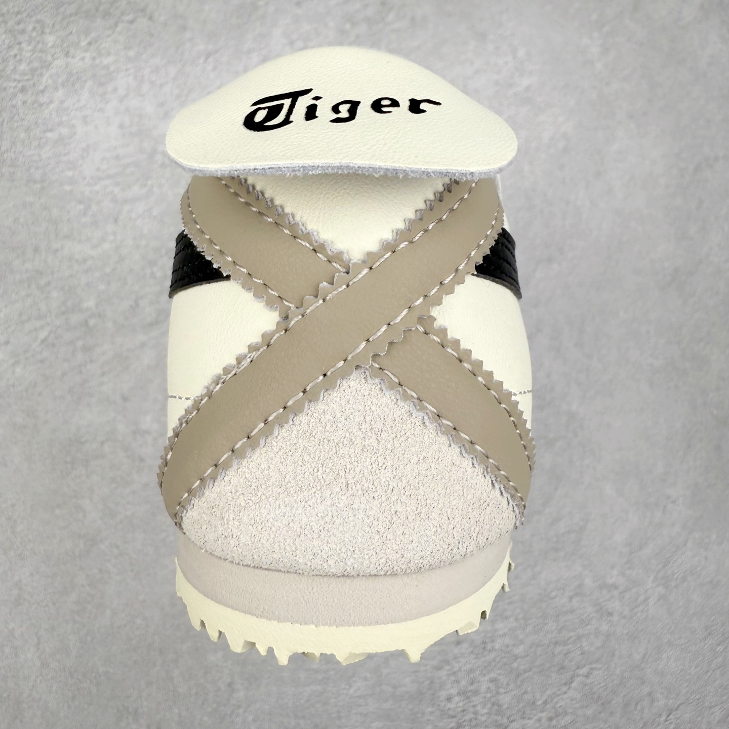 图片[8]-Asics Onitsuka Tiger MEXICO 66 亚瑟士鬼冢虎复古经典板鞋 市场王者选手 海外订单工厂出品 长期生产补货永不断码 超成熟稳定的做工品控 原装全套纸板楦头开发 原汁原味 完美呈现版型 私模正确鞋底咬花纹路 一比一鞋头弧度高度鞋身弧度 绝不口嗨 细节品控鞋型随意秒杀市面 原档咬花纹路私模大底 一个单元有六个三角形 总体形拼接呈现花瓣状 官方四联吊牌 原装Ortholite轻量化鞋垫 原盒原配 质保卡 说明书 钢印防尘纸 纸板中底带钢印 乳胶组合鞋垫 支持全方位的对比专柜 产品从款式颜色造型上体现出追求舒适和细节的完美 鞋类更是推崇手工制作的严谨与完美 融舒适性与可穿性的设计风格 注重细节的完美和别致魅力 既保持稳重 又不失轻松的时尚感 尺码：36 37 37.5 38 39 39.5 40 40.5 41.5 42 42.5 43.5 44 45-选品中心