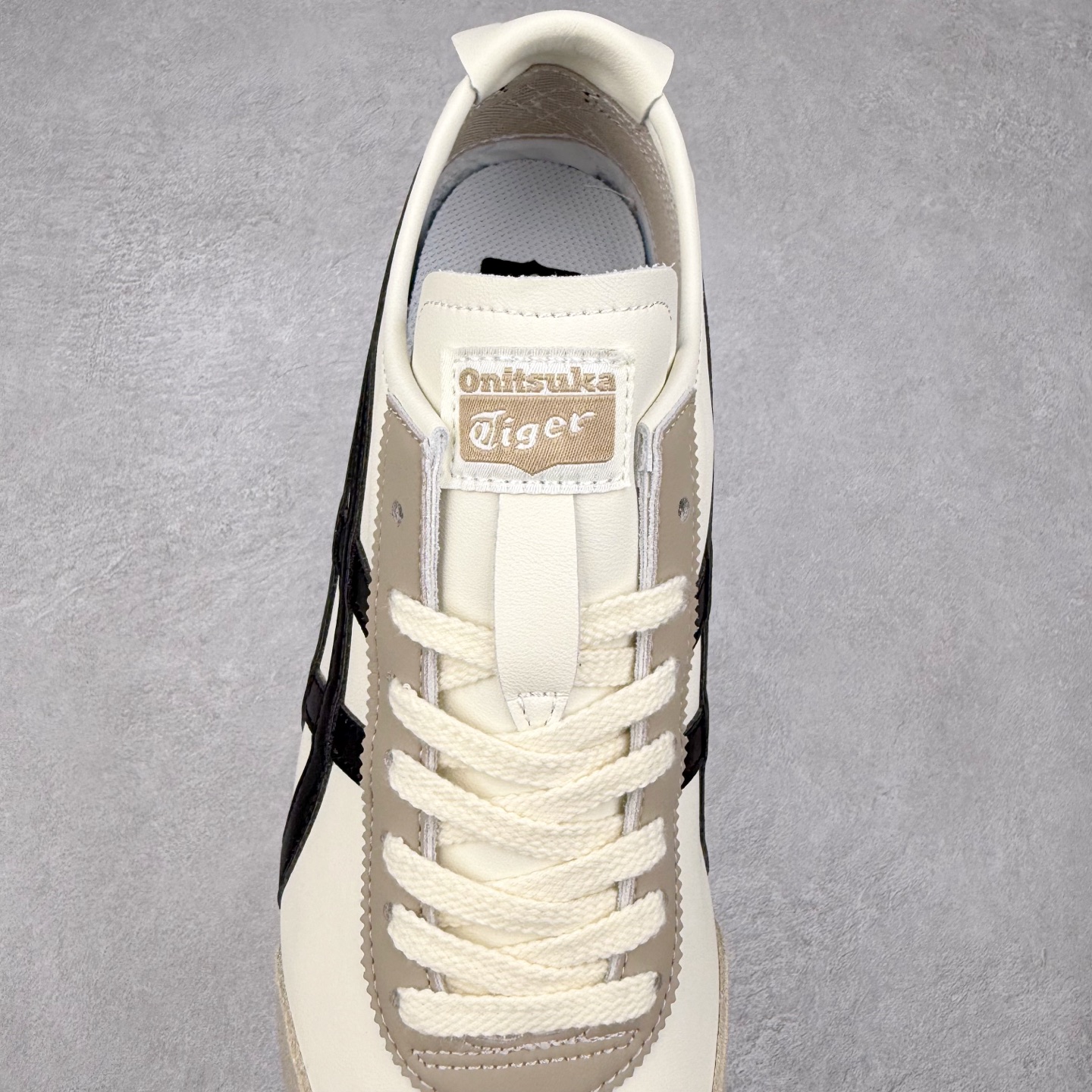 图片[5]-Asics Onitsuka Tiger MEXICO 66 亚瑟士鬼冢虎复古经典板鞋 市场王者选手 海外订单工厂出品 长期生产补货永不断码 超成熟稳定的做工品控 原装全套纸板楦头开发 原汁原味 完美呈现版型 私模正确鞋底咬花纹路 一比一鞋头弧度高度鞋身弧度 绝不口嗨 细节品控鞋型随意秒杀市面 原档咬花纹路私模大底 一个单元有六个三角形 总体形拼接呈现花瓣状 官方四联吊牌 原装Ortholite轻量化鞋垫 原盒原配 质保卡 说明书 钢印防尘纸 纸板中底带钢印 乳胶组合鞋垫 支持全方位的对比专柜 产品从款式颜色造型上体现出追求舒适和细节的完美 鞋类更是推崇手工制作的严谨与完美 融舒适性与可穿性的设计风格 注重细节的完美和别致魅力 既保持稳重 又不失轻松的时尚感 尺码：36 37 37.5 38 39 39.5 40 40.5 41.5 42 42.5 43.5 44 45-选品中心