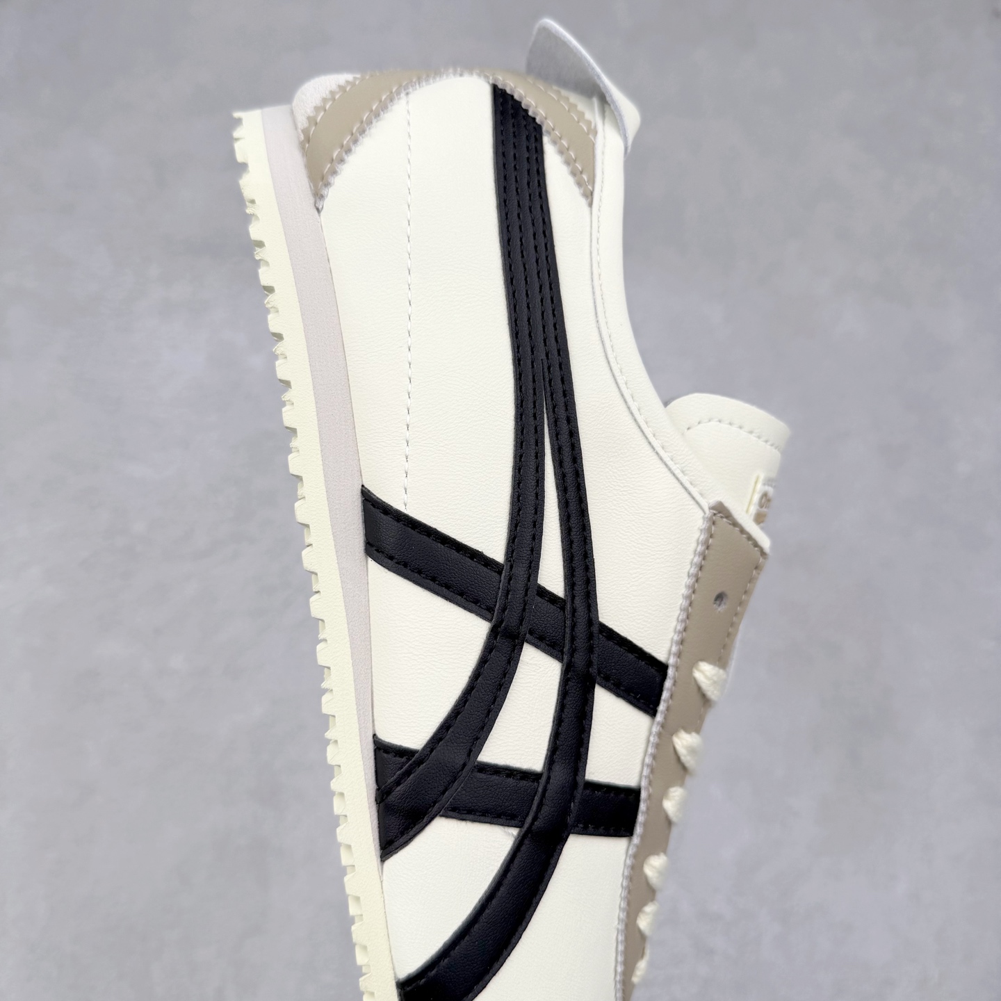 图片[6]-Asics Onitsuka Tiger MEXICO 66 亚瑟士鬼冢虎复古经典板鞋 市场王者选手 海外订单工厂出品 长期生产补货永不断码 超成熟稳定的做工品控 原装全套纸板楦头开发 原汁原味 完美呈现版型 私模正确鞋底咬花纹路 一比一鞋头弧度高度鞋身弧度 绝不口嗨 细节品控鞋型随意秒杀市面 原档咬花纹路私模大底 一个单元有六个三角形 总体形拼接呈现花瓣状 官方四联吊牌 原装Ortholite轻量化鞋垫 原盒原配 质保卡 说明书 钢印防尘纸 纸板中底带钢印 乳胶组合鞋垫 支持全方位的对比专柜 产品从款式颜色造型上体现出追求舒适和细节的完美 鞋类更是推崇手工制作的严谨与完美 融舒适性与可穿性的设计风格 注重细节的完美和别致魅力 既保持稳重 又不失轻松的时尚感 尺码：36 37 37.5 38 39 39.5 40 40.5 41.5 42 42.5 43.5 44 45-选品中心