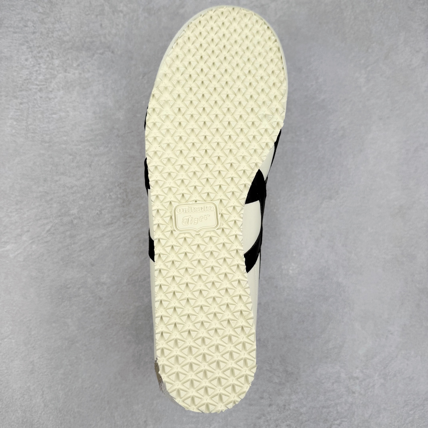 图片[9]-Asics Onitsuka Tiger MEXICO 66 亚瑟士鬼冢虎复古经典板鞋 市场王者选手 海外订单工厂出品 长期生产补货永不断码 超成熟稳定的做工品控 原装全套纸板楦头开发 原汁原味 完美呈现版型 私模正确鞋底咬花纹路 一比一鞋头弧度高度鞋身弧度 绝不口嗨 细节品控鞋型随意秒杀市面 原档咬花纹路私模大底 一个单元有六个三角形 总体形拼接呈现花瓣状 官方四联吊牌 原装Ortholite轻量化鞋垫 原盒原配 质保卡 说明书 钢印防尘纸 纸板中底带钢印 乳胶组合鞋垫 支持全方位的对比专柜 产品从款式颜色造型上体现出追求舒适和细节的完美 鞋类更是推崇手工制作的严谨与完美 融舒适性与可穿性的设计风格 注重细节的完美和别致魅力 既保持稳重 又不失轻松的时尚感 尺码：36 37 37.5 38 39 39.5 40 40.5 41.5 42 42.5 43.5 44 45-选品中心