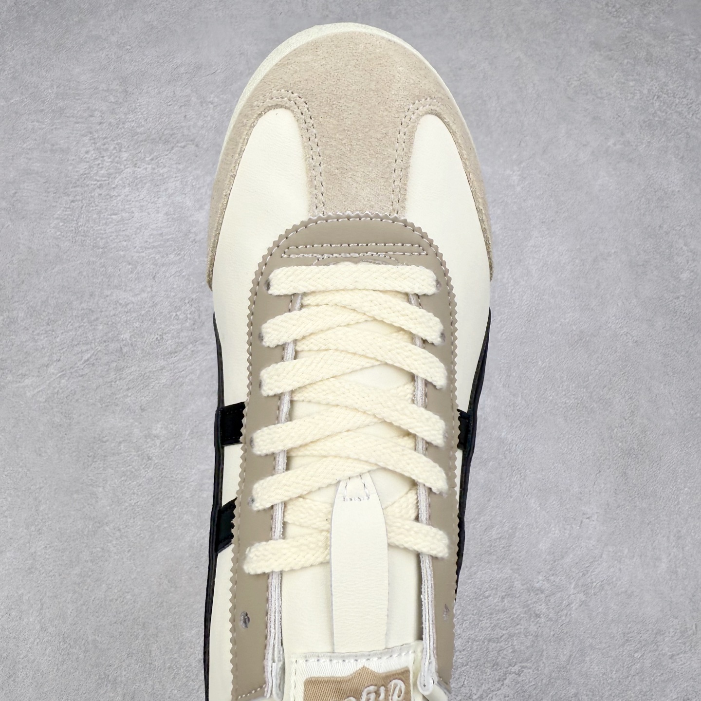 图片[4]-Asics Onitsuka Tiger MEXICO 66 亚瑟士鬼冢虎复古经典板鞋 市场王者选手 海外订单工厂出品 长期生产补货永不断码 超成熟稳定的做工品控 原装全套纸板楦头开发 原汁原味 完美呈现版型 私模正确鞋底咬花纹路 一比一鞋头弧度高度鞋身弧度 绝不口嗨 细节品控鞋型随意秒杀市面 原档咬花纹路私模大底 一个单元有六个三角形 总体形拼接呈现花瓣状 官方四联吊牌 原装Ortholite轻量化鞋垫 原盒原配 质保卡 说明书 钢印防尘纸 纸板中底带钢印 乳胶组合鞋垫 支持全方位的对比专柜 产品从款式颜色造型上体现出追求舒适和细节的完美 鞋类更是推崇手工制作的严谨与完美 融舒适性与可穿性的设计风格 注重细节的完美和别致魅力 既保持稳重 又不失轻松的时尚感 尺码：36 37 37.5 38 39 39.5 40 40.5 41.5 42 42.5 43.5 44 45-选品中心