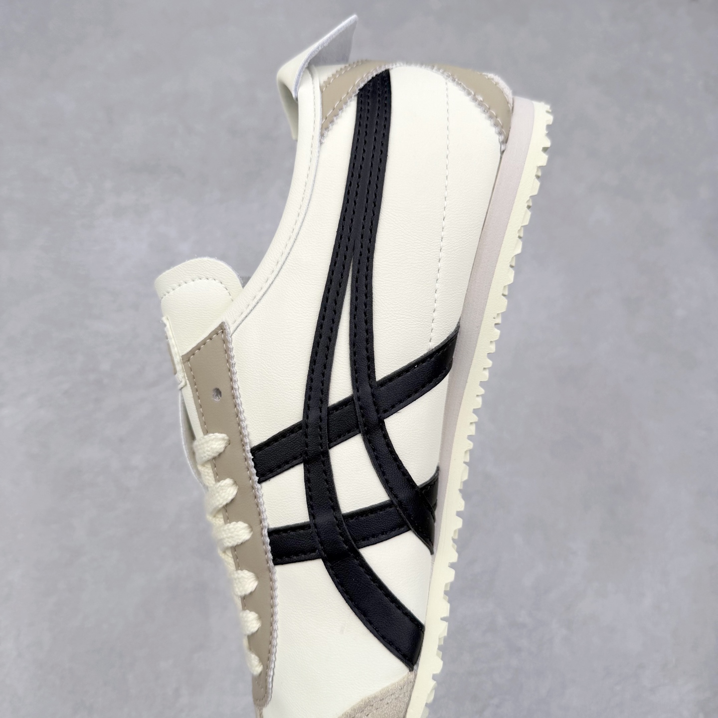 图片[7]-Asics Onitsuka Tiger MEXICO 66 亚瑟士鬼冢虎复古经典板鞋 市场王者选手 海外订单工厂出品 长期生产补货永不断码 超成熟稳定的做工品控 原装全套纸板楦头开发 原汁原味 完美呈现版型 私模正确鞋底咬花纹路 一比一鞋头弧度高度鞋身弧度 绝不口嗨 细节品控鞋型随意秒杀市面 原档咬花纹路私模大底 一个单元有六个三角形 总体形拼接呈现花瓣状 官方四联吊牌 原装Ortholite轻量化鞋垫 原盒原配 质保卡 说明书 钢印防尘纸 纸板中底带钢印 乳胶组合鞋垫 支持全方位的对比专柜 产品从款式颜色造型上体现出追求舒适和细节的完美 鞋类更是推崇手工制作的严谨与完美 融舒适性与可穿性的设计风格 注重细节的完美和别致魅力 既保持稳重 又不失轻松的时尚感 尺码：36 37 37.5 38 39 39.5 40 40.5 41.5 42 42.5 43.5 44 45-选品中心