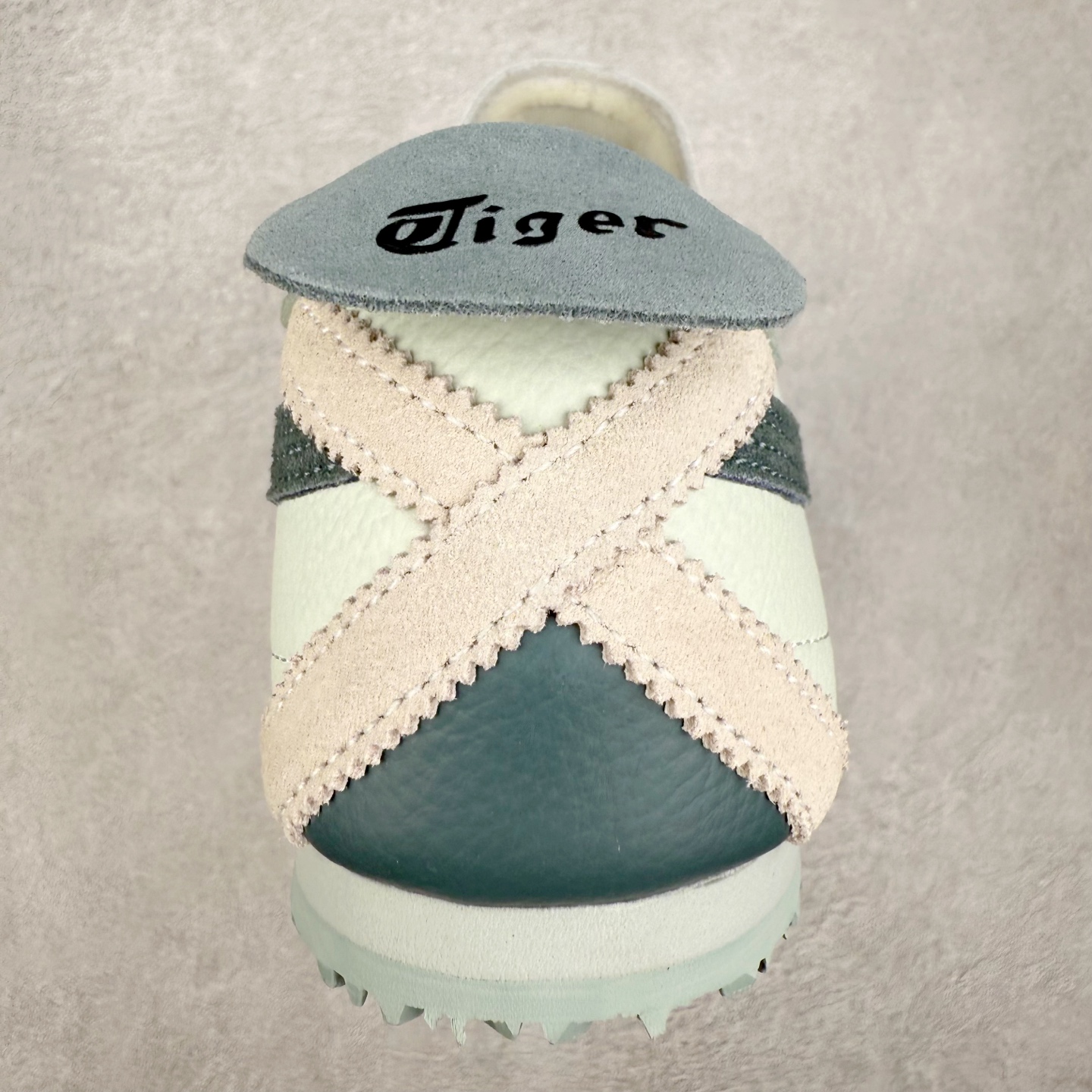 图片[8]-Asics Onitsuka Tiger MEXICO 66 亚瑟士鬼冢虎复古经典板鞋 市场王者选手 海外订单工厂出品 长期生产补货永不断码 超成熟稳定的做工品控 原装全套纸板楦头开发 原汁原味 完美呈现版型 私模正确鞋底咬花纹路 一比一鞋头弧度高度鞋身弧度 绝不口嗨 细节品控鞋型随意秒杀市面 原档咬花纹路私模大底 一个单元有六个三角形 总体形拼接呈现花瓣状 官方四联吊牌 原装Ortholite轻量化鞋垫 原盒原配 质保卡 说明书 钢印防尘纸 纸板中底带钢印 乳胶组合鞋垫 支持全方位的对比专柜 产品从款式颜色造型上体现出追求舒适和细节的完美 鞋类更是推崇手工制作的严谨与完美 融舒适性与可穿性的设计风格 注重细节的完美和别致魅力 既保持稳重 又不失轻松的时尚感 尺码：36 37 37.5 38 39 39.5 40 40.5 41.5 42 42.5 43.5 44 45-选品中心