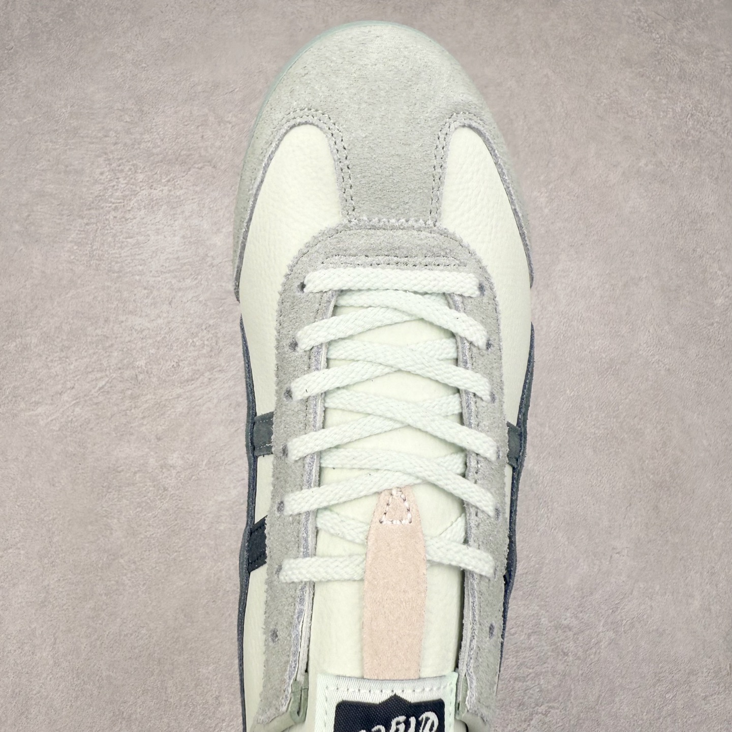 图片[4]-Asics Onitsuka Tiger MEXICO 66 亚瑟士鬼冢虎复古经典板鞋 市场王者选手 海外订单工厂出品 长期生产补货永不断码 超成熟稳定的做工品控 原装全套纸板楦头开发 原汁原味 完美呈现版型 私模正确鞋底咬花纹路 一比一鞋头弧度高度鞋身弧度 绝不口嗨 细节品控鞋型随意秒杀市面 原档咬花纹路私模大底 一个单元有六个三角形 总体形拼接呈现花瓣状 官方四联吊牌 原装Ortholite轻量化鞋垫 原盒原配 质保卡 说明书 钢印防尘纸 纸板中底带钢印 乳胶组合鞋垫 支持全方位的对比专柜 产品从款式颜色造型上体现出追求舒适和细节的完美 鞋类更是推崇手工制作的严谨与完美 融舒适性与可穿性的设计风格 注重细节的完美和别致魅力 既保持稳重 又不失轻松的时尚感 尺码：36 37 37.5 38 39 39.5 40 40.5 41.5 42 42.5 43.5 44 45-选品中心