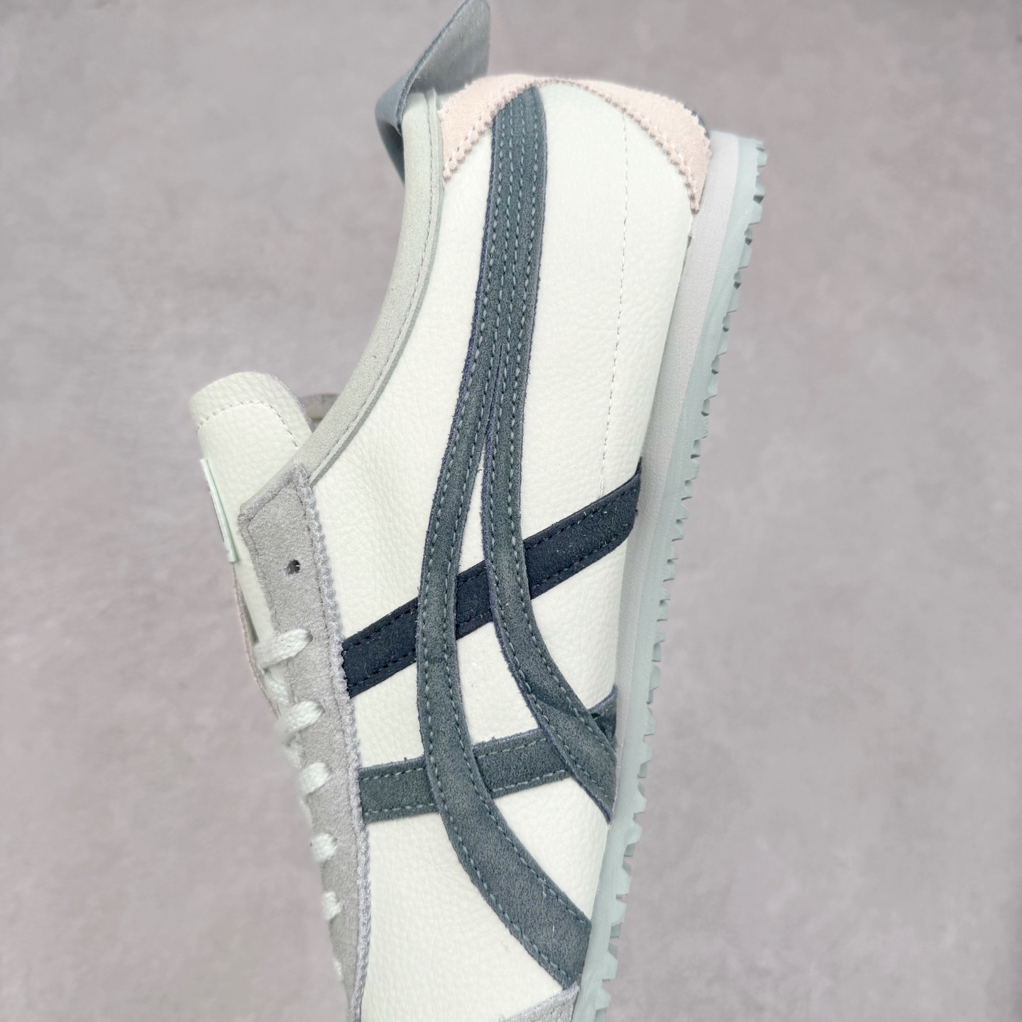 图片[7]-Asics Onitsuka Tiger MEXICO 66 亚瑟士鬼冢虎复古经典板鞋 市场王者选手 海外订单工厂出品 长期生产补货永不断码 超成熟稳定的做工品控 原装全套纸板楦头开发 原汁原味 完美呈现版型 私模正确鞋底咬花纹路 一比一鞋头弧度高度鞋身弧度 绝不口嗨 细节品控鞋型随意秒杀市面 原档咬花纹路私模大底 一个单元有六个三角形 总体形拼接呈现花瓣状 官方四联吊牌 原装Ortholite轻量化鞋垫 原盒原配 质保卡 说明书 钢印防尘纸 纸板中底带钢印 乳胶组合鞋垫 支持全方位的对比专柜 产品从款式颜色造型上体现出追求舒适和细节的完美 鞋类更是推崇手工制作的严谨与完美 融舒适性与可穿性的设计风格 注重细节的完美和别致魅力 既保持稳重 又不失轻松的时尚感 尺码：36 37 37.5 38 39 39.5 40 40.5 41.5 42 42.5 43.5 44 45-选品中心