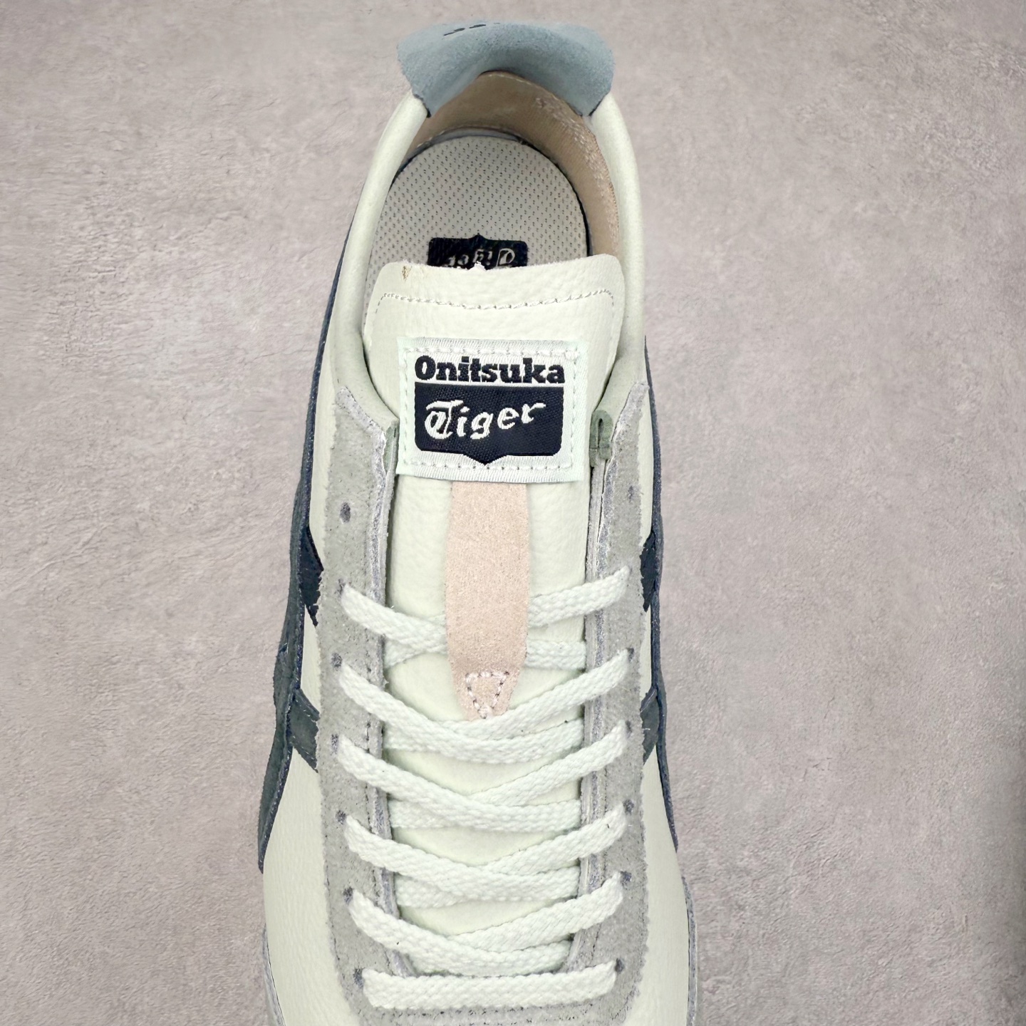 图片[5]-Asics Onitsuka Tiger MEXICO 66 亚瑟士鬼冢虎复古经典板鞋 市场王者选手 海外订单工厂出品 长期生产补货永不断码 超成熟稳定的做工品控 原装全套纸板楦头开发 原汁原味 完美呈现版型 私模正确鞋底咬花纹路 一比一鞋头弧度高度鞋身弧度 绝不口嗨 细节品控鞋型随意秒杀市面 原档咬花纹路私模大底 一个单元有六个三角形 总体形拼接呈现花瓣状 官方四联吊牌 原装Ortholite轻量化鞋垫 原盒原配 质保卡 说明书 钢印防尘纸 纸板中底带钢印 乳胶组合鞋垫 支持全方位的对比专柜 产品从款式颜色造型上体现出追求舒适和细节的完美 鞋类更是推崇手工制作的严谨与完美 融舒适性与可穿性的设计风格 注重细节的完美和别致魅力 既保持稳重 又不失轻松的时尚感 尺码：36 37 37.5 38 39 39.5 40 40.5 41.5 42 42.5 43.5 44 45-选品中心