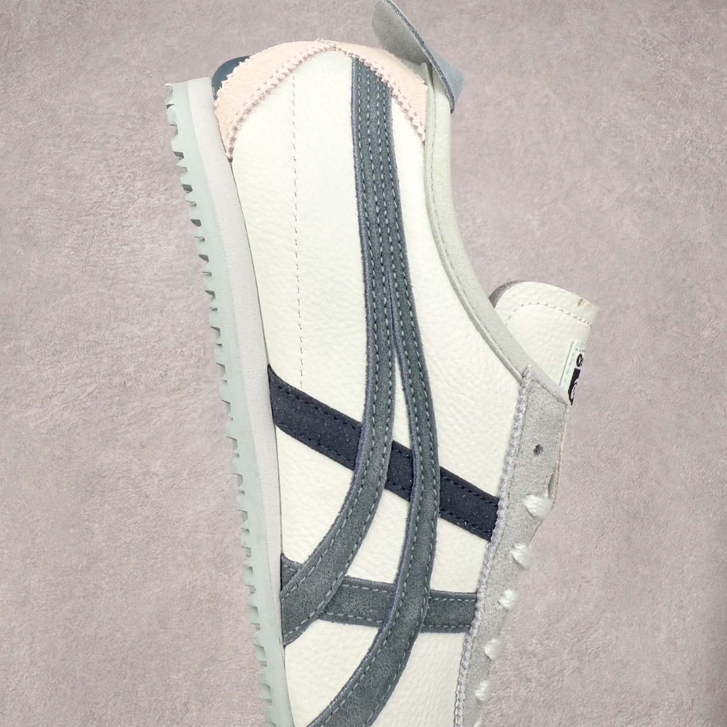 图片[6]-Asics Onitsuka Tiger MEXICO 66 亚瑟士鬼冢虎复古经典板鞋 市场王者选手 海外订单工厂出品 长期生产补货永不断码 超成熟稳定的做工品控 原装全套纸板楦头开发 原汁原味 完美呈现版型 私模正确鞋底咬花纹路 一比一鞋头弧度高度鞋身弧度 绝不口嗨 细节品控鞋型随意秒杀市面 原档咬花纹路私模大底 一个单元有六个三角形 总体形拼接呈现花瓣状 官方四联吊牌 原装Ortholite轻量化鞋垫 原盒原配 质保卡 说明书 钢印防尘纸 纸板中底带钢印 乳胶组合鞋垫 支持全方位的对比专柜 产品从款式颜色造型上体现出追求舒适和细节的完美 鞋类更是推崇手工制作的严谨与完美 融舒适性与可穿性的设计风格 注重细节的完美和别致魅力 既保持稳重 又不失轻松的时尚感 尺码：36 37 37.5 38 39 39.5 40 40.5 41.5 42 42.5 43.5 44 45-选品中心