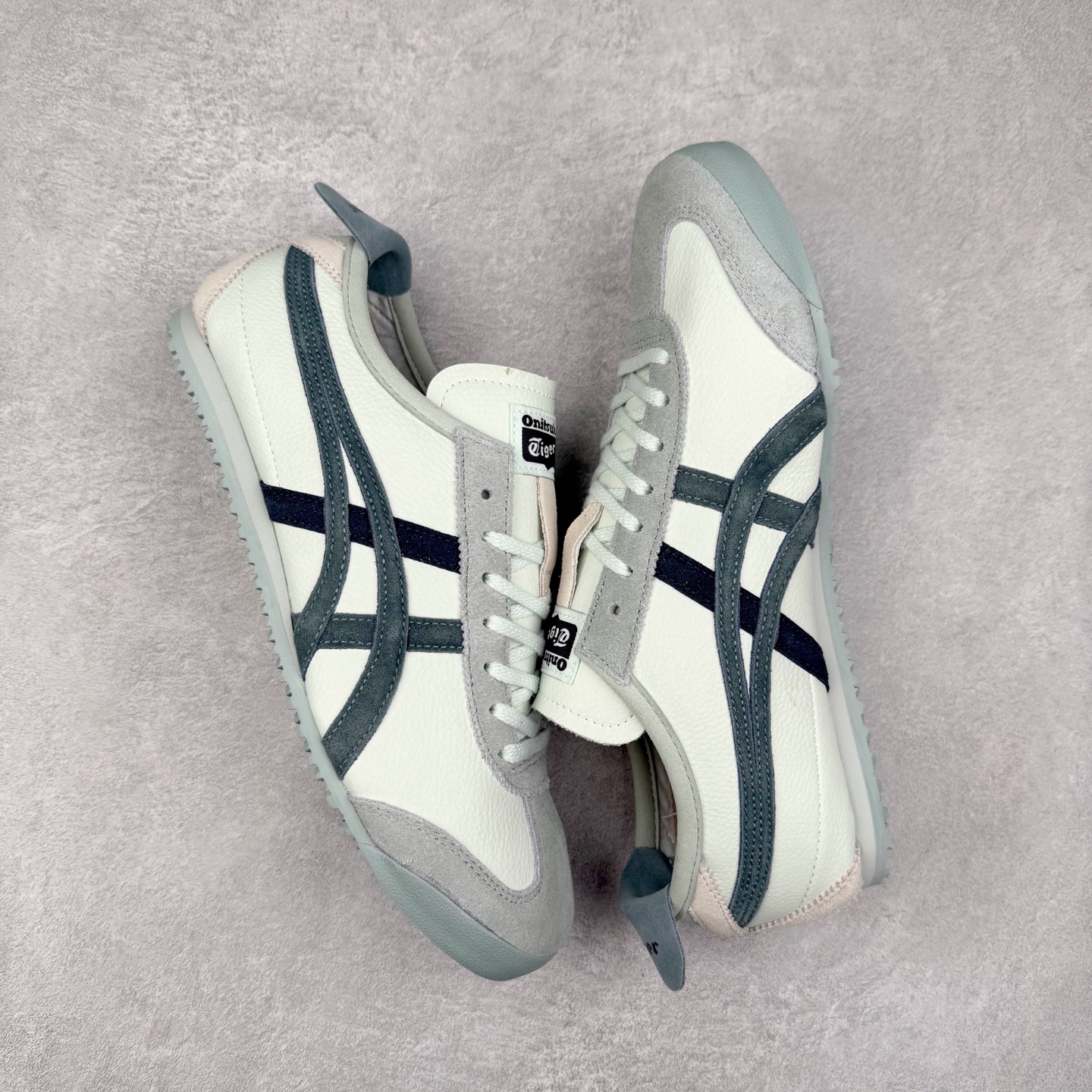 图片[3]-Asics Onitsuka Tiger MEXICO 66 亚瑟士鬼冢虎复古经典板鞋 市场王者选手 海外订单工厂出品 长期生产补货永不断码 超成熟稳定的做工品控 原装全套纸板楦头开发 原汁原味 完美呈现版型 私模正确鞋底咬花纹路 一比一鞋头弧度高度鞋身弧度 绝不口嗨 细节品控鞋型随意秒杀市面 原档咬花纹路私模大底 一个单元有六个三角形 总体形拼接呈现花瓣状 官方四联吊牌 原装Ortholite轻量化鞋垫 原盒原配 质保卡 说明书 钢印防尘纸 纸板中底带钢印 乳胶组合鞋垫 支持全方位的对比专柜 产品从款式颜色造型上体现出追求舒适和细节的完美 鞋类更是推崇手工制作的严谨与完美 融舒适性与可穿性的设计风格 注重细节的完美和别致魅力 既保持稳重 又不失轻松的时尚感 尺码：36 37 37.5 38 39 39.5 40 40.5 41.5 42 42.5 43.5 44 45-选品中心