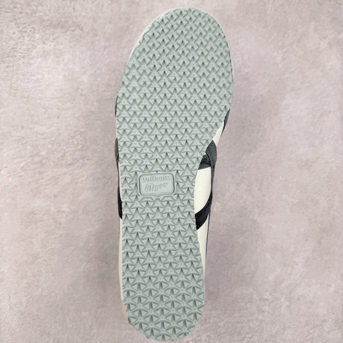 图片[9]-Asics Onitsuka Tiger MEXICO 66 亚瑟士鬼冢虎复古经典板鞋 市场王者选手 海外订单工厂出品 长期生产补货永不断码 超成熟稳定的做工品控 原装全套纸板楦头开发 原汁原味 完美呈现版型 私模正确鞋底咬花纹路 一比一鞋头弧度高度鞋身弧度 绝不口嗨 细节品控鞋型随意秒杀市面 原档咬花纹路私模大底 一个单元有六个三角形 总体形拼接呈现花瓣状 官方四联吊牌 原装Ortholite轻量化鞋垫 原盒原配 质保卡 说明书 钢印防尘纸 纸板中底带钢印 乳胶组合鞋垫 支持全方位的对比专柜 产品从款式颜色造型上体现出追求舒适和细节的完美 鞋类更是推崇手工制作的严谨与完美 融舒适性与可穿性的设计风格 注重细节的完美和别致魅力 既保持稳重 又不失轻松的时尚感 尺码：36 37 37.5 38 39 39.5 40 40.5 41.5 42 42.5 43.5 44 45-选品中心