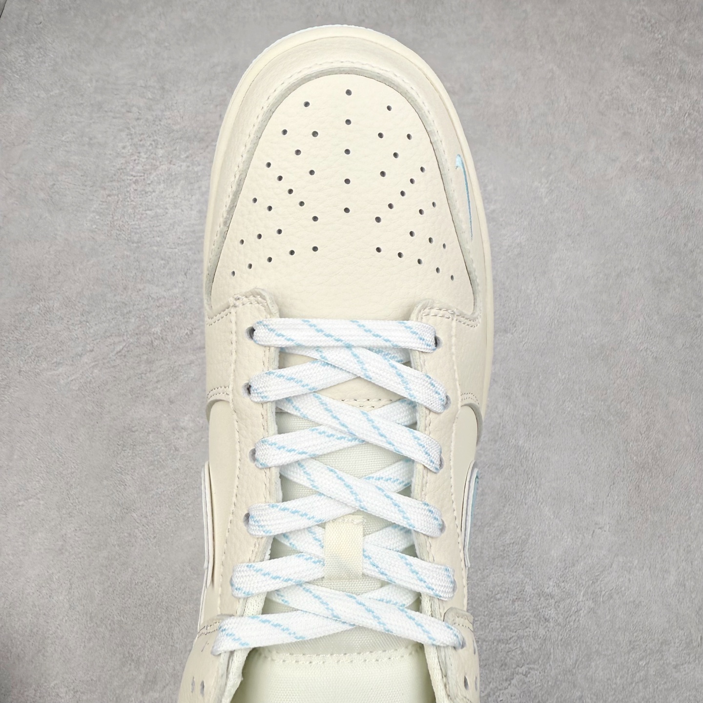 图片[4]-NK Dunk Low 定制配色 KK1333-048 大厂出品 极力推荐 原装头层材料 独家版型蒸餾加工帶來的是更好的视觉和脚感体验大厂纯原品质出货 清洁度 电绣工艺 皮料切割干净无任何毛边 细节完美 实拍调校N版已经零色差零失真 百分百还原实物色彩所见即所得 不存在货不对板色差等低级问题 选购参考实物拍摄 不混卖不参货 只用心做好货严格选品 承诺混一赔十 尺码：36 36.5 37.5 38 38.5 39 40 40.5 41 42 42.5 43 44 44.5 45-选品中心