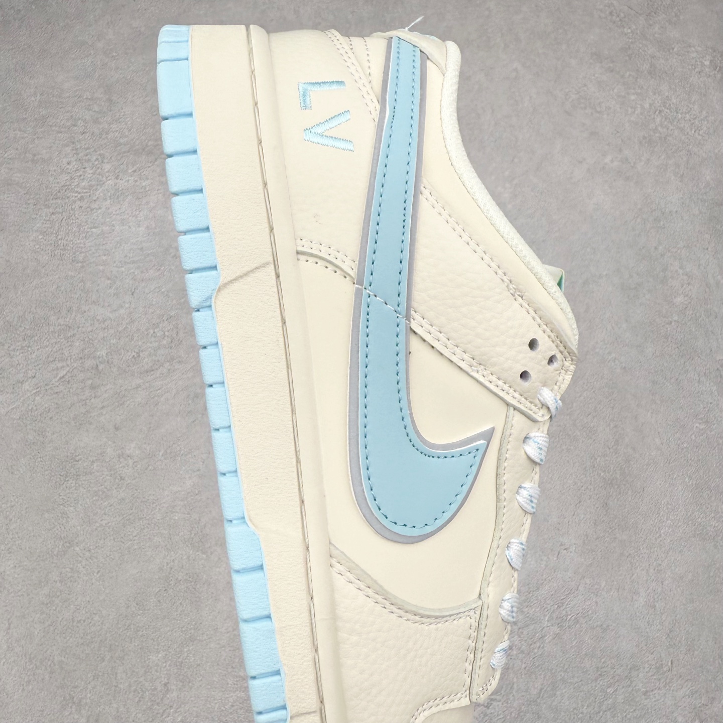 图片[6]-NK Dunk Low 定制配色 KK1333-048 大厂出品 极力推荐 原装头层材料 独家版型蒸餾加工帶來的是更好的视觉和脚感体验大厂纯原品质出货 清洁度 电绣工艺 皮料切割干净无任何毛边 细节完美 实拍调校N版已经零色差零失真 百分百还原实物色彩所见即所得 不存在货不对板色差等低级问题 选购参考实物拍摄 不混卖不参货 只用心做好货严格选品 承诺混一赔十 尺码：36 36.5 37.5 38 38.5 39 40 40.5 41 42 42.5 43 44 44.5 45-选品中心