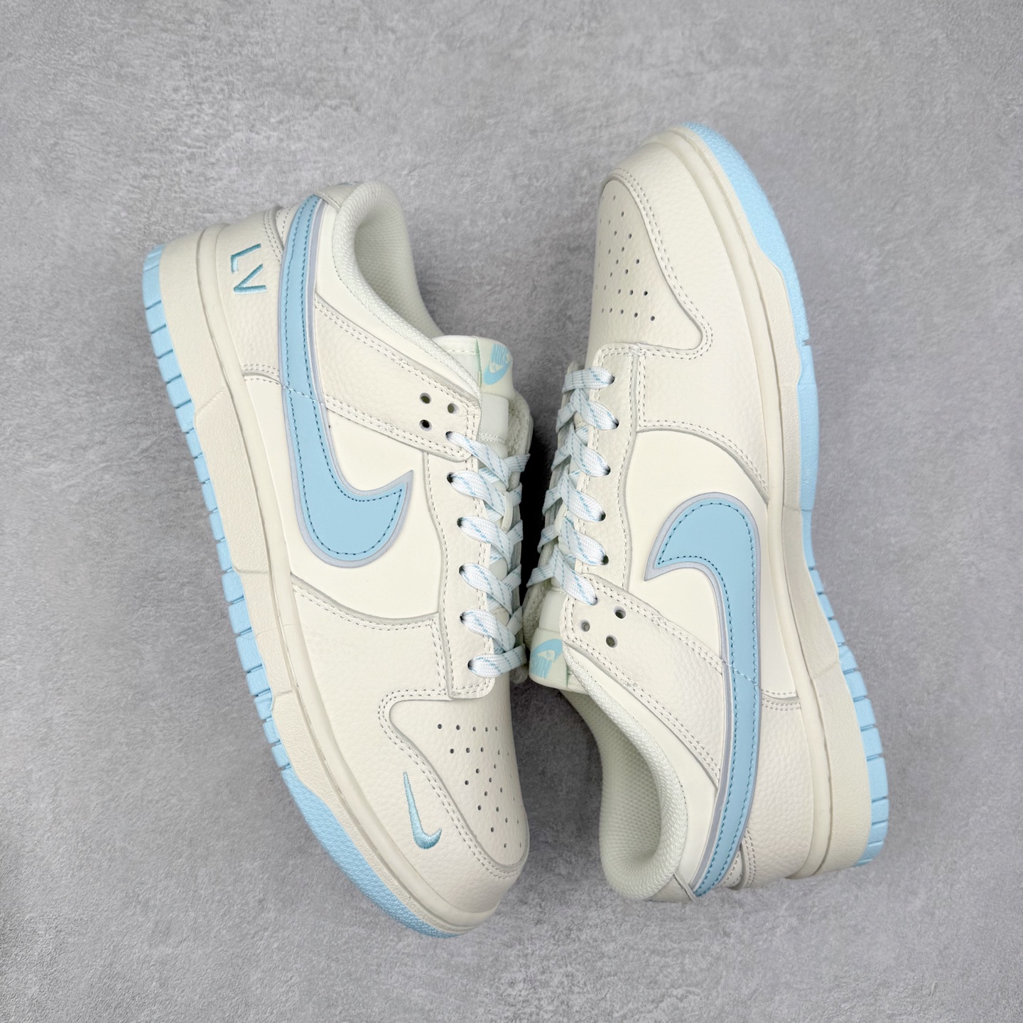 图片[3]-NK Dunk Low 定制配色 KK1333-048 大厂出品 极力推荐 原装头层材料 独家版型蒸餾加工帶來的是更好的视觉和脚感体验大厂纯原品质出货 清洁度 电绣工艺 皮料切割干净无任何毛边 细节完美 实拍调校N版已经零色差零失真 百分百还原实物色彩所见即所得 不存在货不对板色差等低级问题 选购参考实物拍摄 不混卖不参货 只用心做好货严格选品 承诺混一赔十 尺码：36 36.5 37.5 38 38.5 39 40 40.5 41 42 42.5 43 44 44.5 45-选品中心