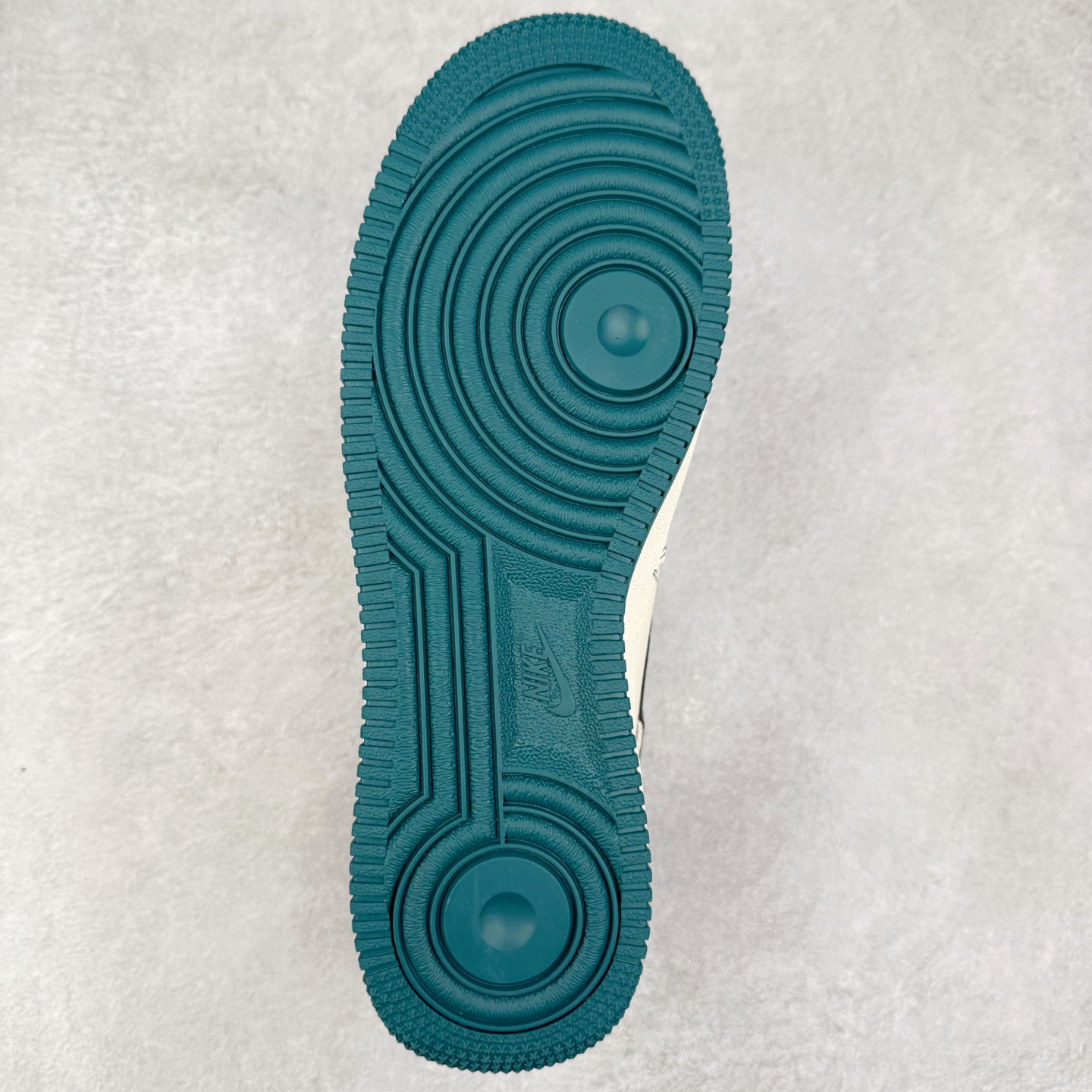 图片[9]-NK Air Force 1´07 Low 空军一号低帮百搭休闲运动板鞋 KJ1688-005 柔软、弹性十足的缓震性能和出色的中底设计 横跨复古与现代的外型结合 造就出风靡全球 三十多年的Force 1 直到今天还深受青睐 实拍调校N版已经零色差零失真 百分百还原实物色彩所见即所得 不存在货不对板色差等低级问题 选购参考实物拍摄 不混卖不参货 只用心做好货严格选品 承诺混一赔十 尺码：36 36.5 37.5 38 38.5 39 40 40.5 41 42 42.5 43 44 44.5 45-选品中心