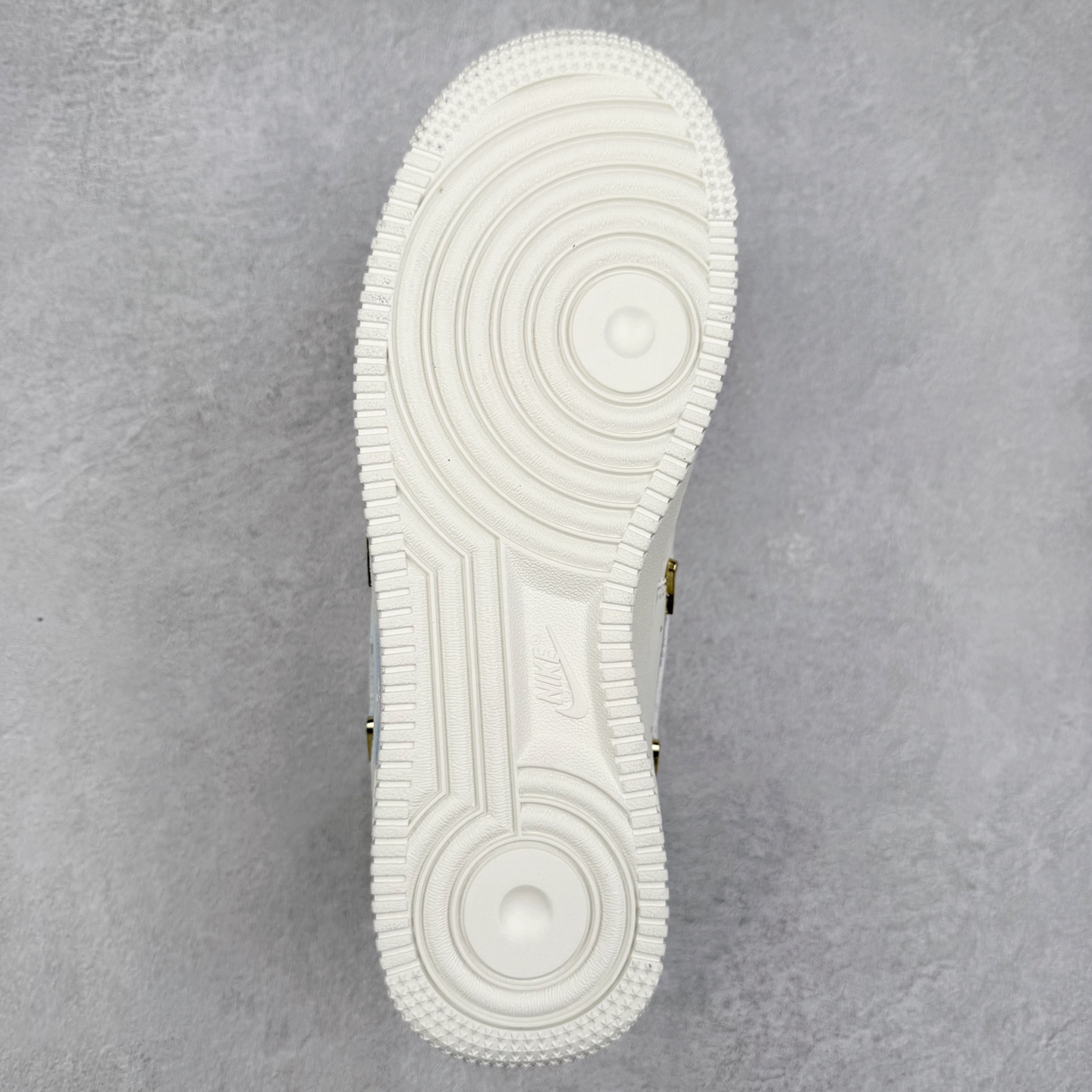 图片[9]-NK Air Force 1´07 Low 空军一号低帮百搭休闲运动板鞋 FV3654-211 柔软、弹性十足的缓震性能和出色的中底设计 横跨复古与现代的外型结合 造就出风靡全球 三十多年的Force 1 直到今天还深受青睐 实拍调校N版已经零色差零失真 百分百还原实物色彩所见即所得 不存在货不对板色差等低级问题 选购参考实物拍摄 不混卖不参货 只用心做好货严格选品 承诺混一赔十 尺码：36 36.5 37.5 38 38.5 39 40 40.5 41 42 42.5 43 44 44.5 45-选品中心