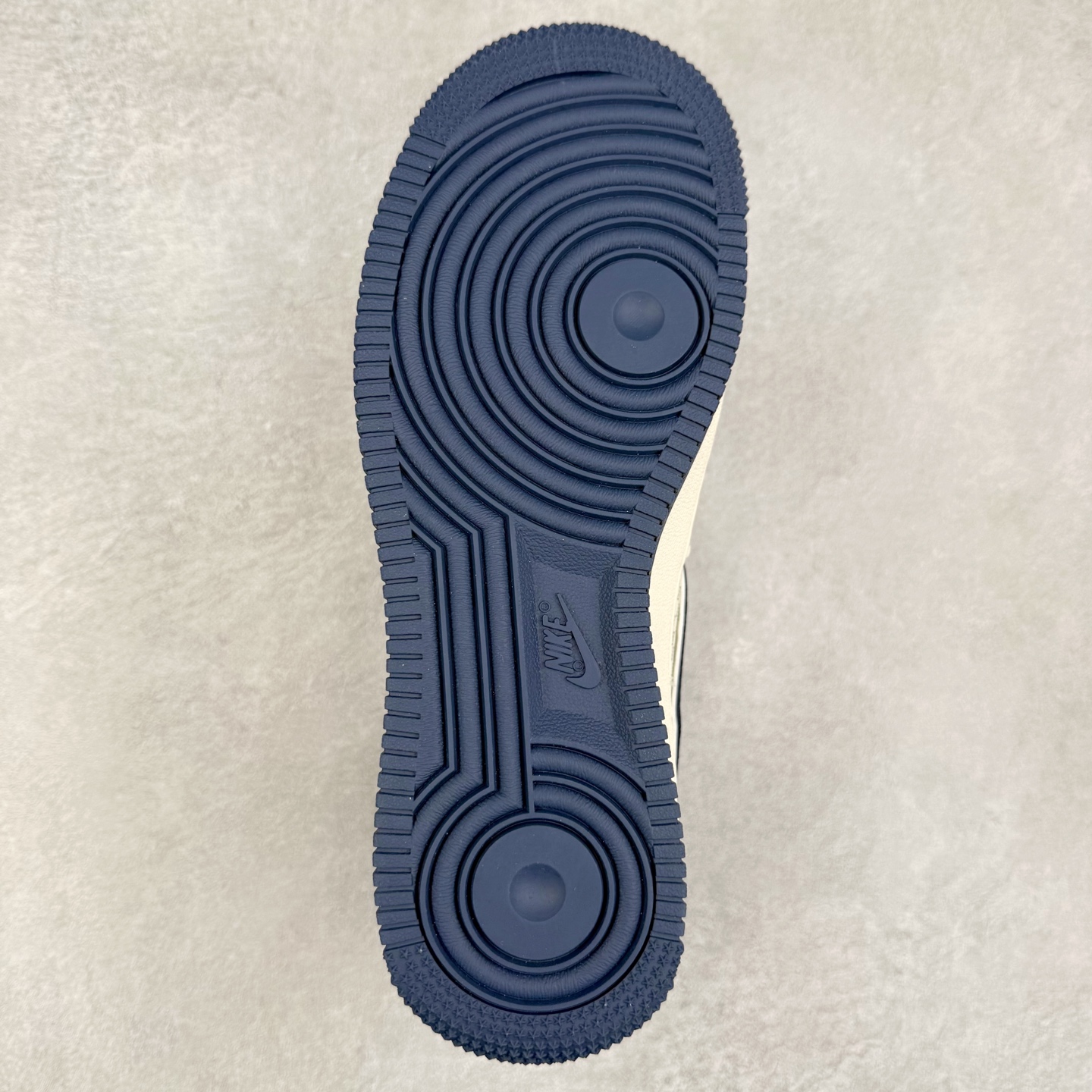 图片[9]-NK Air Force 1´07 Low 空军一号低帮百搭休闲运动板鞋 XS1958-564 柔软、弹性十足的缓震性能和出色的中底设计 横跨复古与现代的外型结合 造就出风靡全球 三十多年的Force 1 直到今天还深受青睐 实拍调校N版已经零色差零失真 百分百还原实物色彩所见即所得 不存在货不对板色差等低级问题 选购参考实物拍摄 不混卖不参货 只用心做好货严格选品 承诺混一赔十 尺码：36 36.5 37.5 38 38.5 39 40 40.5 41 42 42.5 43 44 44.5 45-选品中心