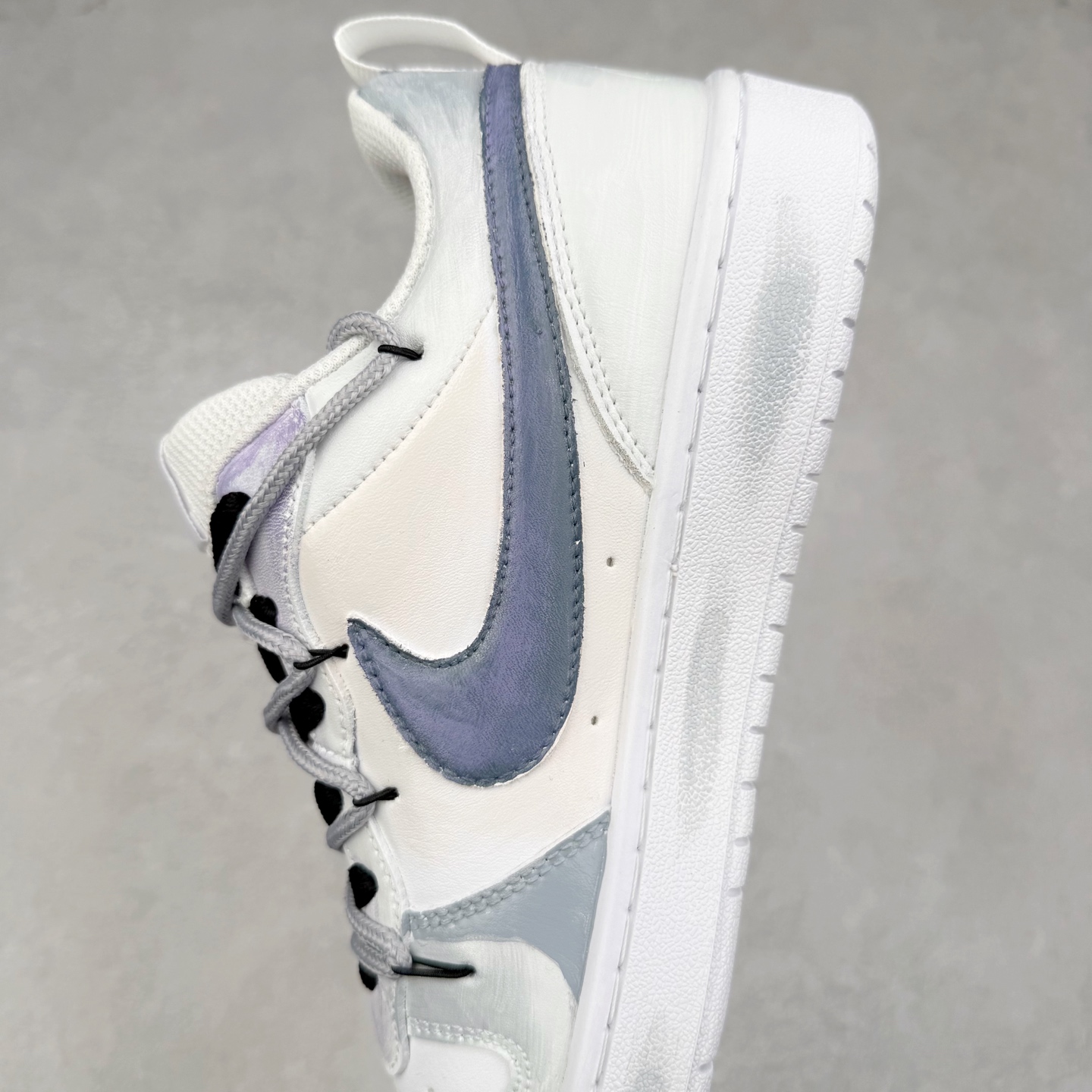 图片[7]-NK Court Borough“Love迷雾”解构手绘 潮流简约低帮板鞋 “Love 迷雾” 板鞋以柔和的浅蓝为主色调，仿佛清晨弥漫在山谷间的薄雾，给人一种朦胧而梦幻的感觉。鞋身的整体设计简洁却不失精致，浅蓝与白色、灰色等色调相互搭配，营造出一种和谐且富有层次感的视觉效果。经典的 Nike Swoosh 标志以深蓝色呈现，犹如穿透迷雾的深邃夜空，点缀着星星点点的白色装饰，仿佛夜空中闪烁的繁星，为整双鞋增添了一份神秘的魅力。货号：BQ5448-217 尺码：36 36.5 37.5 38 38.5 39 40 40.5 41 42 42.5 43 44 44.5 45-选品中心