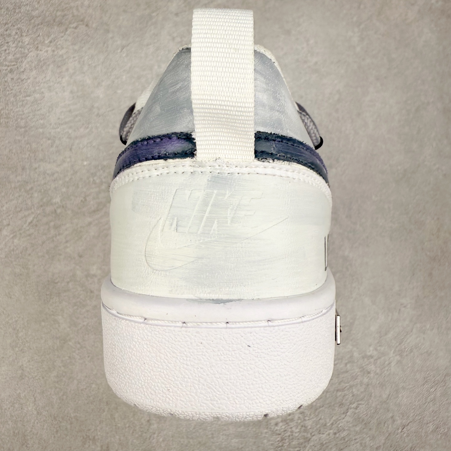 图片[8]-NK Court Borough“Love迷雾”解构手绘 潮流简约低帮板鞋 “Love 迷雾” 板鞋以柔和的浅蓝为主色调，仿佛清晨弥漫在山谷间的薄雾，给人一种朦胧而梦幻的感觉。鞋身的整体设计简洁却不失精致，浅蓝与白色、灰色等色调相互搭配，营造出一种和谐且富有层次感的视觉效果。经典的 Nike Swoosh 标志以深蓝色呈现，犹如穿透迷雾的深邃夜空，点缀着星星点点的白色装饰，仿佛夜空中闪烁的繁星，为整双鞋增添了一份神秘的魅力。货号：BQ5448-217 尺码：36 36.5 37.5 38 38.5 39 40 40.5 41 42 42.5 43 44 44.5 45-选品中心