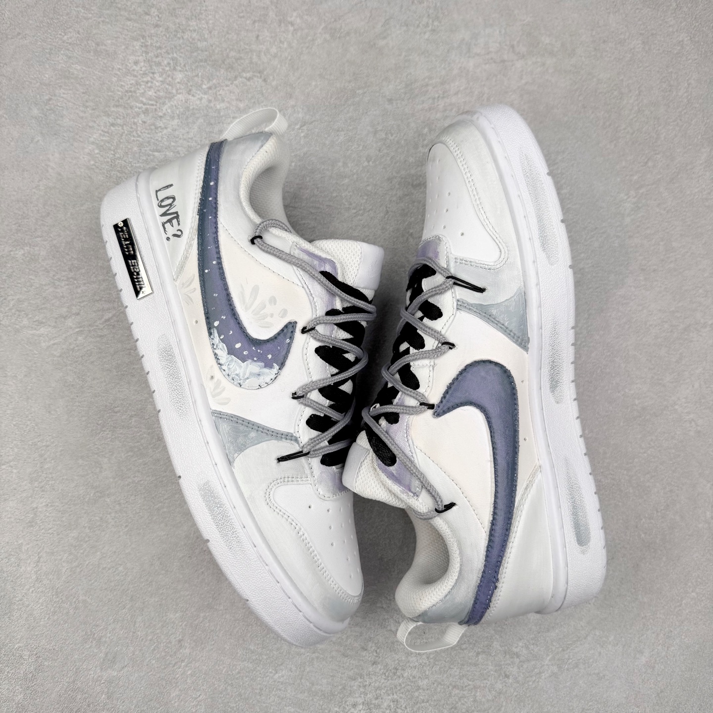 图片[3]-NK Court Borough“Love迷雾”解构手绘 潮流简约低帮板鞋 “Love 迷雾” 板鞋以柔和的浅蓝为主色调，仿佛清晨弥漫在山谷间的薄雾，给人一种朦胧而梦幻的感觉。鞋身的整体设计简洁却不失精致，浅蓝与白色、灰色等色调相互搭配，营造出一种和谐且富有层次感的视觉效果。经典的 Nike Swoosh 标志以深蓝色呈现，犹如穿透迷雾的深邃夜空，点缀着星星点点的白色装饰，仿佛夜空中闪烁的繁星，为整双鞋增添了一份神秘的魅力。货号：BQ5448-217 尺码：36 36.5 37.5 38 38.5 39 40 40.5 41 42 42.5 43 44 44.5 45-选品中心