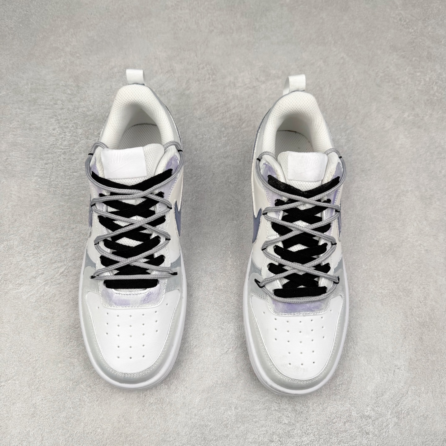 图片[2]-NK Court Borough“Love迷雾”解构手绘 潮流简约低帮板鞋 “Love 迷雾” 板鞋以柔和的浅蓝为主色调，仿佛清晨弥漫在山谷间的薄雾，给人一种朦胧而梦幻的感觉。鞋身的整体设计简洁却不失精致，浅蓝与白色、灰色等色调相互搭配，营造出一种和谐且富有层次感的视觉效果。经典的 Nike Swoosh 标志以深蓝色呈现，犹如穿透迷雾的深邃夜空，点缀着星星点点的白色装饰，仿佛夜空中闪烁的繁星，为整双鞋增添了一份神秘的魅力。货号：BQ5448-217 尺码：36 36.5 37.5 38 38.5 39 40 40.5 41 42 42.5 43 44 44.5 45-选品中心