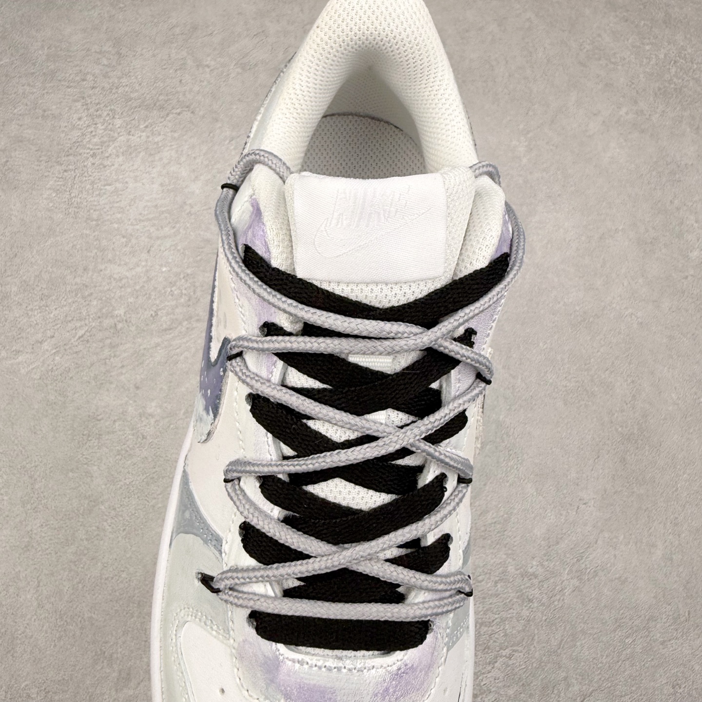 图片[5]-NK Court Borough“Love迷雾”解构手绘 潮流简约低帮板鞋 “Love 迷雾” 板鞋以柔和的浅蓝为主色调，仿佛清晨弥漫在山谷间的薄雾，给人一种朦胧而梦幻的感觉。鞋身的整体设计简洁却不失精致，浅蓝与白色、灰色等色调相互搭配，营造出一种和谐且富有层次感的视觉效果。经典的 Nike Swoosh 标志以深蓝色呈现，犹如穿透迷雾的深邃夜空，点缀着星星点点的白色装饰，仿佛夜空中闪烁的繁星，为整双鞋增添了一份神秘的魅力。货号：BQ5448-217 尺码：36 36.5 37.5 38 38.5 39 40 40.5 41 42 42.5 43 44 44.5 45-选品中心