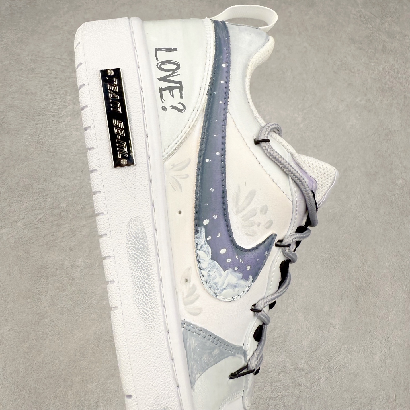 图片[6]-NK Court Borough“Love迷雾”解构手绘 潮流简约低帮板鞋 “Love 迷雾” 板鞋以柔和的浅蓝为主色调，仿佛清晨弥漫在山谷间的薄雾，给人一种朦胧而梦幻的感觉。鞋身的整体设计简洁却不失精致，浅蓝与白色、灰色等色调相互搭配，营造出一种和谐且富有层次感的视觉效果。经典的 Nike Swoosh 标志以深蓝色呈现，犹如穿透迷雾的深邃夜空，点缀着星星点点的白色装饰，仿佛夜空中闪烁的繁星，为整双鞋增添了一份神秘的魅力。货号：BQ5448-217 尺码：36 36.5 37.5 38 38.5 39 40 40.5 41 42 42.5 43 44 44.5 45-选品中心