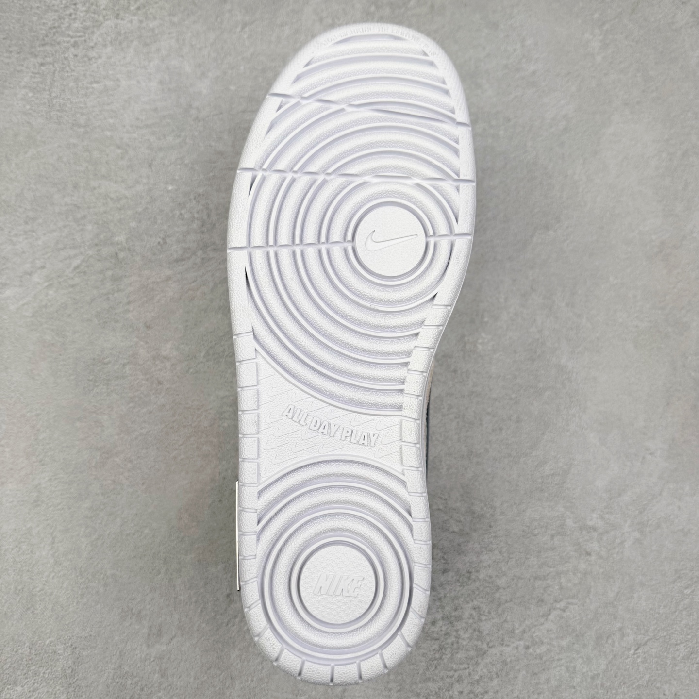 图片[9]-NK Court Borough“Love迷雾”解构手绘 潮流简约低帮板鞋 “Love 迷雾” 板鞋以柔和的浅蓝为主色调，仿佛清晨弥漫在山谷间的薄雾，给人一种朦胧而梦幻的感觉。鞋身的整体设计简洁却不失精致，浅蓝与白色、灰色等色调相互搭配，营造出一种和谐且富有层次感的视觉效果。经典的 Nike Swoosh 标志以深蓝色呈现，犹如穿透迷雾的深邃夜空，点缀着星星点点的白色装饰，仿佛夜空中闪烁的繁星，为整双鞋增添了一份神秘的魅力。货号：BQ5448-217 尺码：36 36.5 37.5 38 38.5 39 40 40.5 41 42 42.5 43 44 44.5 45-选品中心