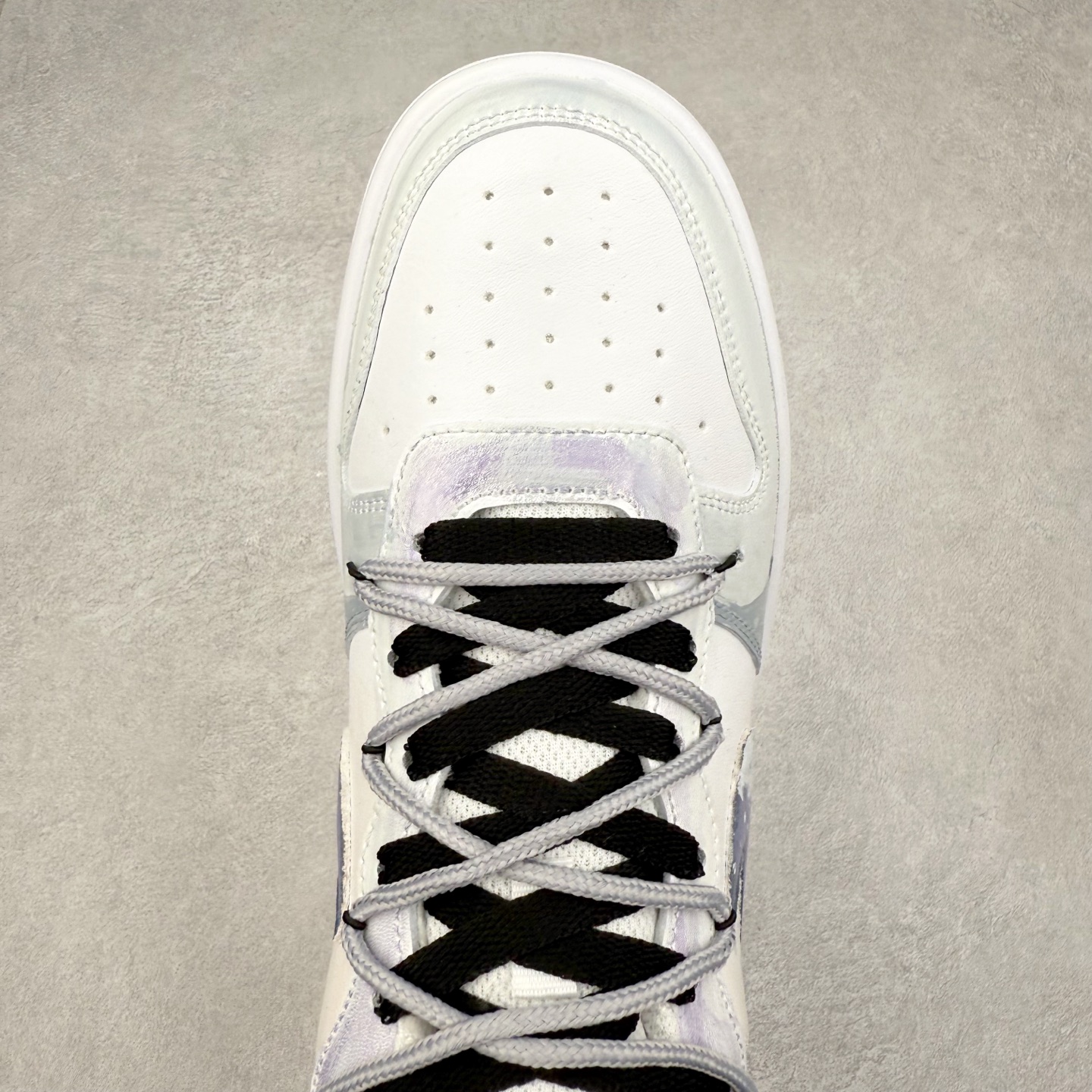 图片[4]-NK Court Borough“Love迷雾”解构手绘 潮流简约低帮板鞋 “Love 迷雾” 板鞋以柔和的浅蓝为主色调，仿佛清晨弥漫在山谷间的薄雾，给人一种朦胧而梦幻的感觉。鞋身的整体设计简洁却不失精致，浅蓝与白色、灰色等色调相互搭配，营造出一种和谐且富有层次感的视觉效果。经典的 Nike Swoosh 标志以深蓝色呈现，犹如穿透迷雾的深邃夜空，点缀着星星点点的白色装饰，仿佛夜空中闪烁的繁星，为整双鞋增添了一份神秘的魅力。货号：BQ5448-217 尺码：36 36.5 37.5 38 38.5 39 40 40.5 41 42 42.5 43 44 44.5 45-选品中心