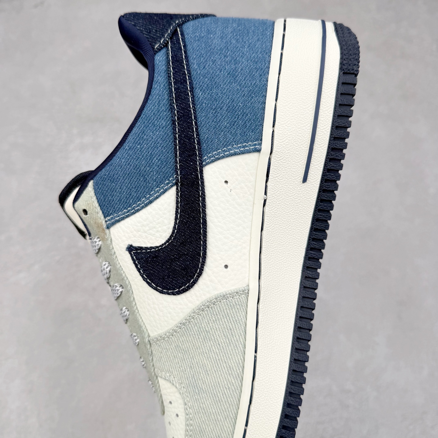 图片[7]-NK Air Force 1´07 Low 空军一号低帮百搭休闲运动板鞋 SC0601-551 柔软、弹性十足的缓震性能和出色的中底设计 横跨复古与现代的外型结合 造就出风靡全球 三十多年的Force 1 直到今天还深受青睐 实拍调校N版已经零色差零失真 百分百还原实物色彩所见即所得 不存在货不对板色差等低级问题 选购参考实物拍摄 不混卖不参货 只用心做好货严格选品 承诺混一赔十 尺码：36 36.5 37.5 38 38.5 39 40 40.5 41 42 42.5 43 44 44.5 45-选品中心