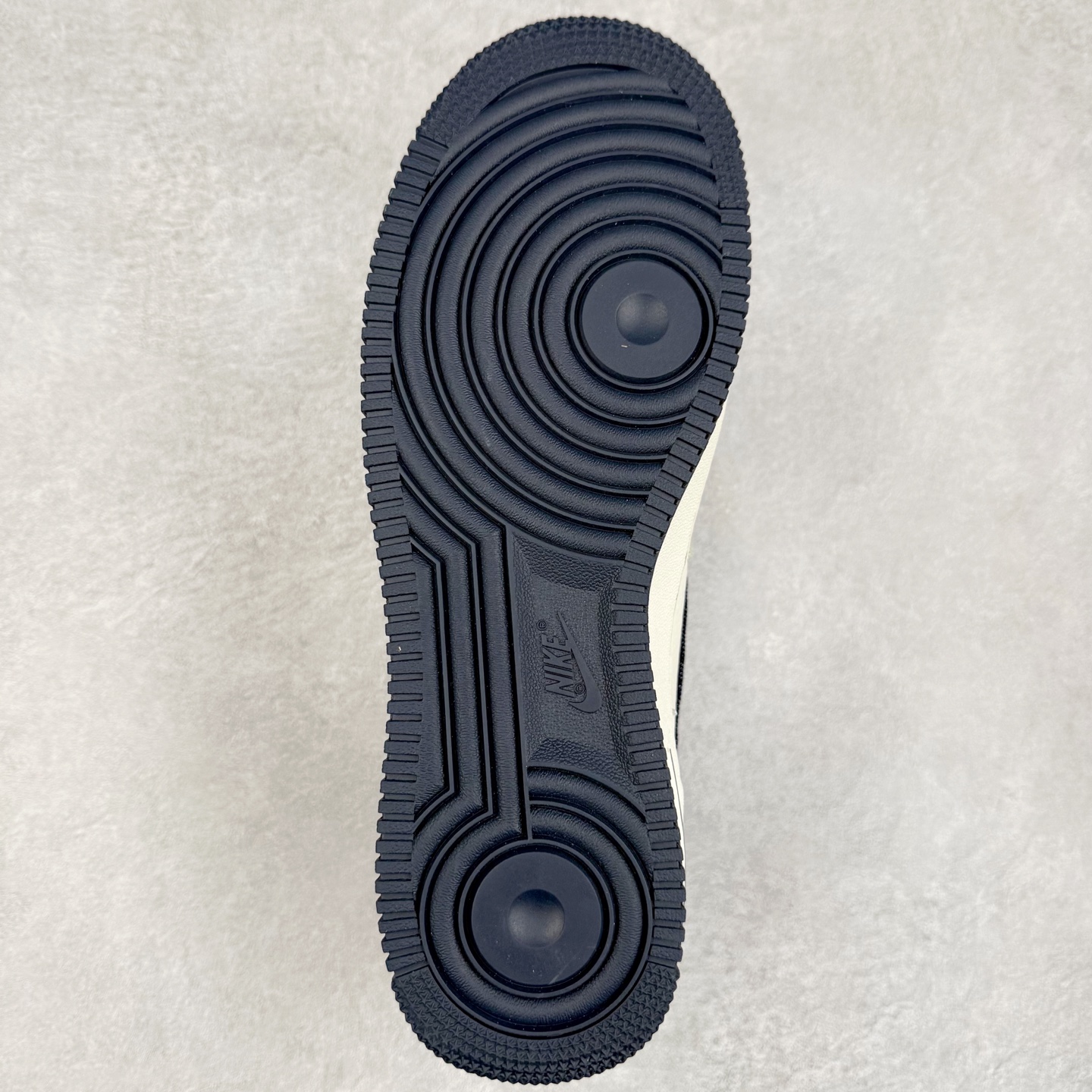 图片[9]-NK Air Force 1´07 Low 空军一号低帮百搭休闲运动板鞋 SC0601-551 柔软、弹性十足的缓震性能和出色的中底设计 横跨复古与现代的外型结合 造就出风靡全球 三十多年的Force 1 直到今天还深受青睐 实拍调校N版已经零色差零失真 百分百还原实物色彩所见即所得 不存在货不对板色差等低级问题 选购参考实物拍摄 不混卖不参货 只用心做好货严格选品 承诺混一赔十 尺码：36 36.5 37.5 38 38.5 39 40 40.5 41 42 42.5 43 44 44.5 45-选品中心