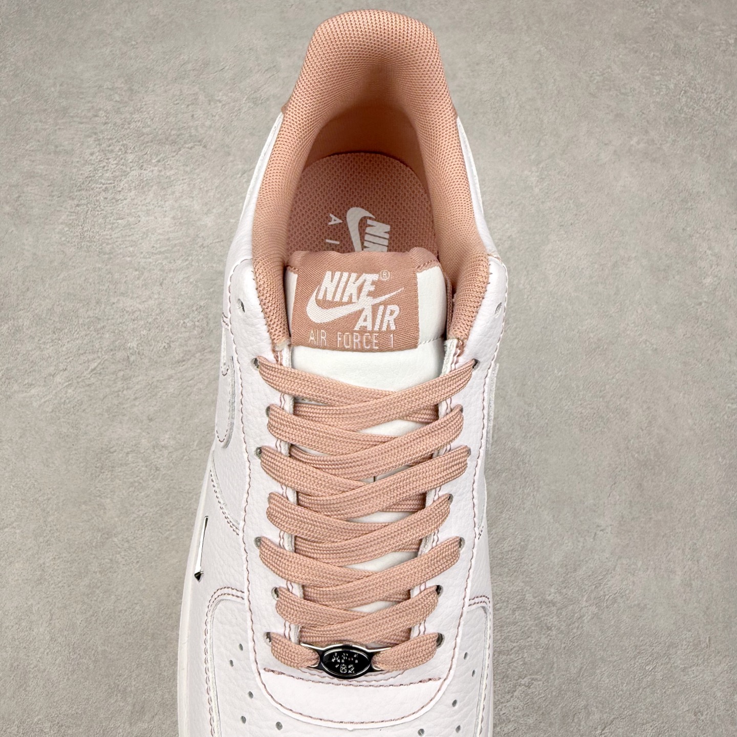 图片[5]-NK Air Force 1´07 Low 空军一号低帮百搭休闲运动板鞋 KJ1688-005 柔软、弹性十足的缓震性能和出色的中底设计 横跨复古与现代的外型结合 造就出风靡全球 三十多年的Force 1 直到今天还深受青睐 实拍调校N版已经零色差零失真 百分百还原实物色彩所见即所得 不存在货不对板色差等低级问题 选购参考实物拍摄 不混卖不参货 只用心做好货严格选品 承诺混一赔十 尺码：36 36.5 37.5 38 38.5 39 40 40.5 41 42 42.5 43 44 44.5 45-选品中心