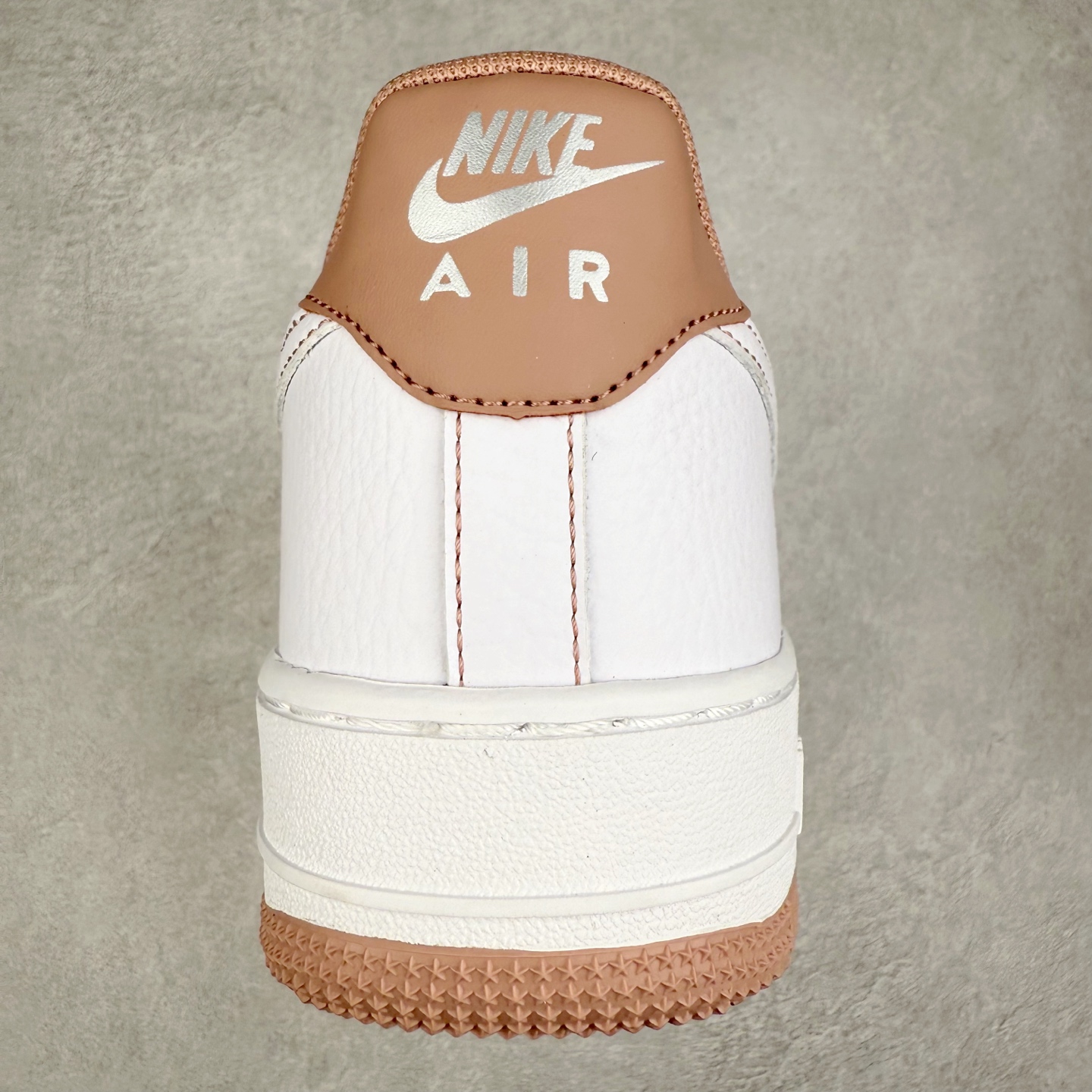 图片[8]-NK Air Force 1´07 Low 空军一号低帮百搭休闲运动板鞋 KJ1688-005 柔软、弹性十足的缓震性能和出色的中底设计 横跨复古与现代的外型结合 造就出风靡全球 三十多年的Force 1 直到今天还深受青睐 实拍调校N版已经零色差零失真 百分百还原实物色彩所见即所得 不存在货不对板色差等低级问题 选购参考实物拍摄 不混卖不参货 只用心做好货严格选品 承诺混一赔十 尺码：36 36.5 37.5 38 38.5 39 40 40.5 41 42 42.5 43 44 44.5 45-选品中心