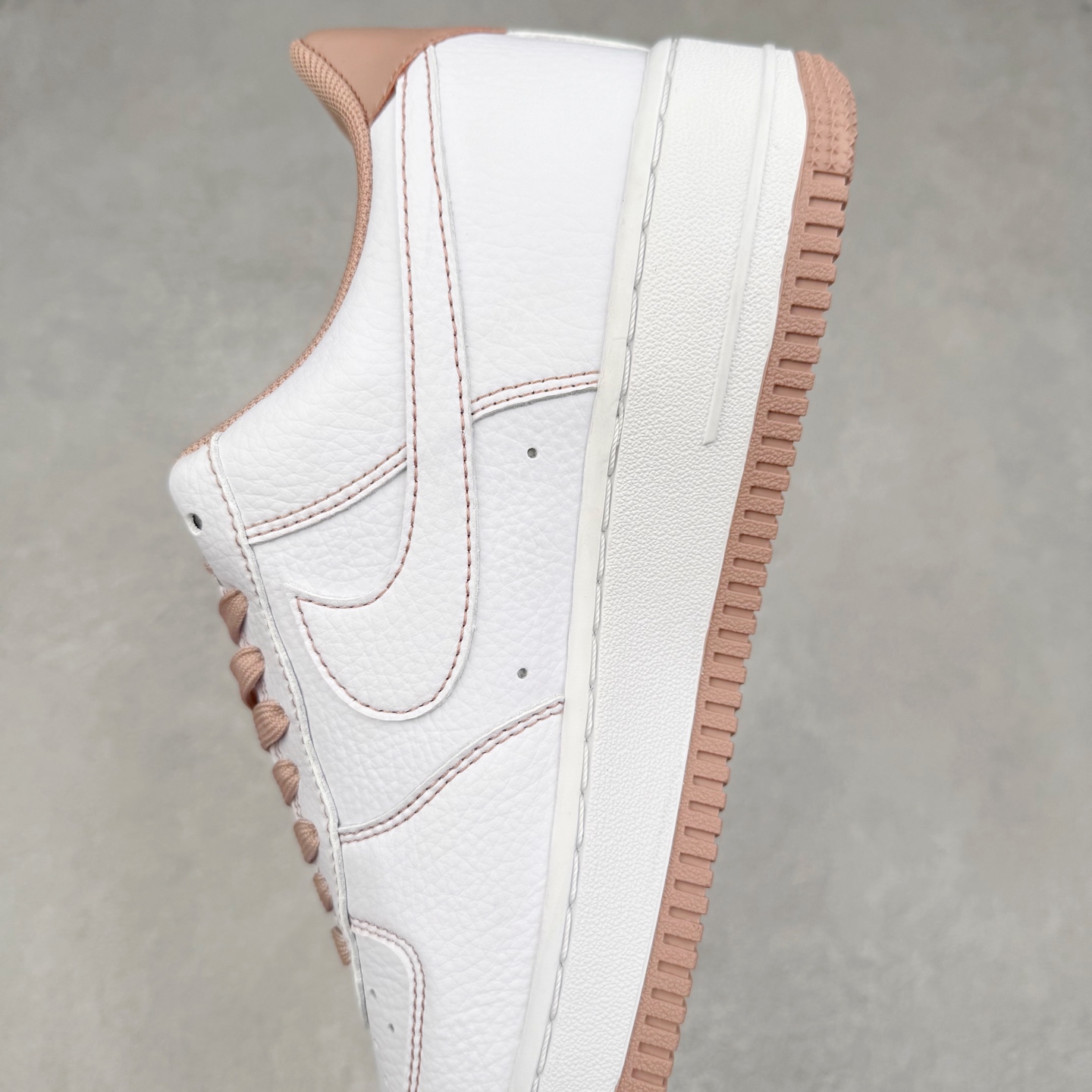 图片[7]-NK Air Force 1´07 Low 空军一号低帮百搭休闲运动板鞋 KJ1688-005 柔软、弹性十足的缓震性能和出色的中底设计 横跨复古与现代的外型结合 造就出风靡全球 三十多年的Force 1 直到今天还深受青睐 实拍调校N版已经零色差零失真 百分百还原实物色彩所见即所得 不存在货不对板色差等低级问题 选购参考实物拍摄 不混卖不参货 只用心做好货严格选品 承诺混一赔十 尺码：36 36.5 37.5 38 38.5 39 40 40.5 41 42 42.5 43 44 44.5 45-选品中心