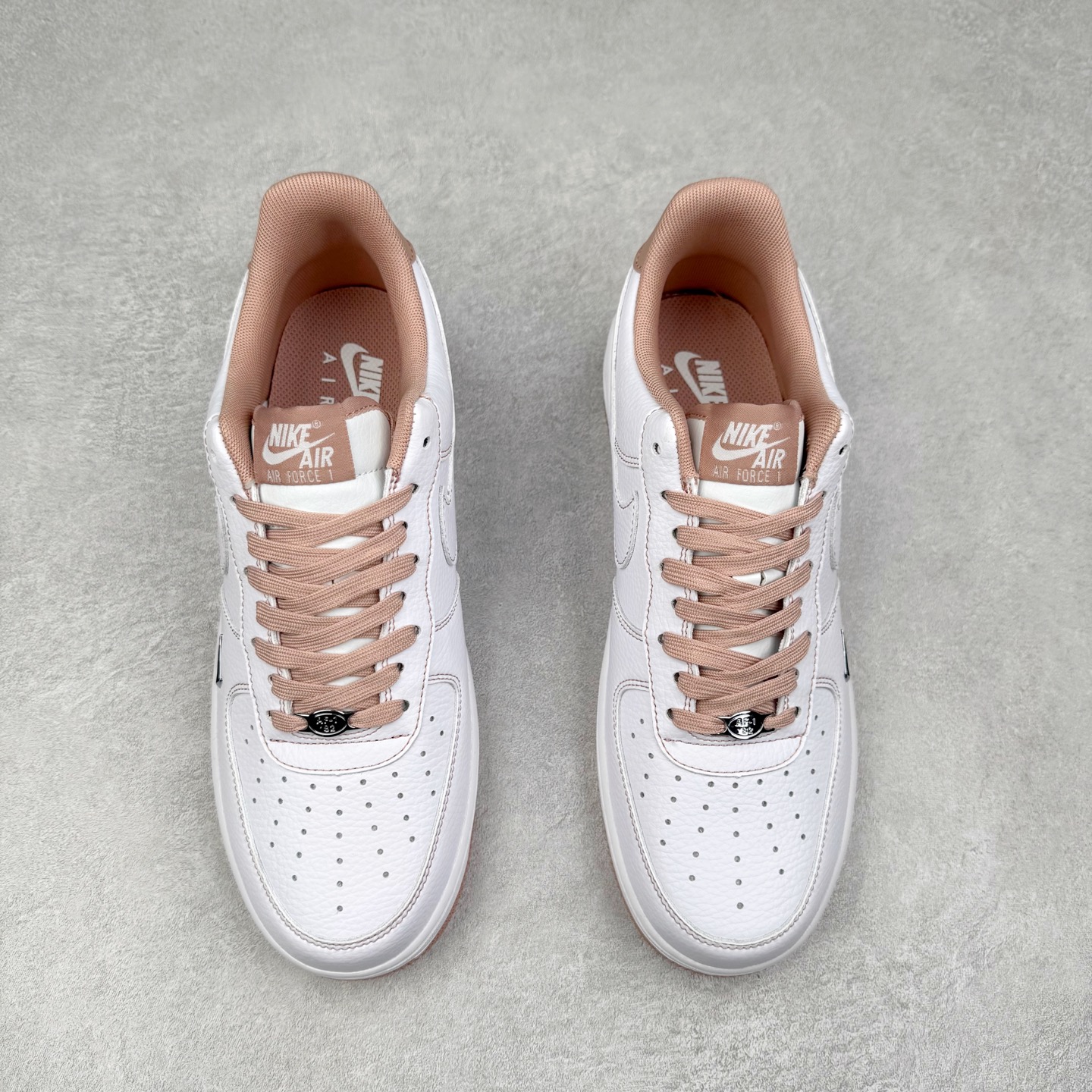 图片[2]-NK Air Force 1´07 Low 空军一号低帮百搭休闲运动板鞋 KJ1688-005 柔软、弹性十足的缓震性能和出色的中底设计 横跨复古与现代的外型结合 造就出风靡全球 三十多年的Force 1 直到今天还深受青睐 实拍调校N版已经零色差零失真 百分百还原实物色彩所见即所得 不存在货不对板色差等低级问题 选购参考实物拍摄 不混卖不参货 只用心做好货严格选品 承诺混一赔十 尺码：36 36.5 37.5 38 38.5 39 40 40.5 41 42 42.5 43 44 44.5 45-选品中心