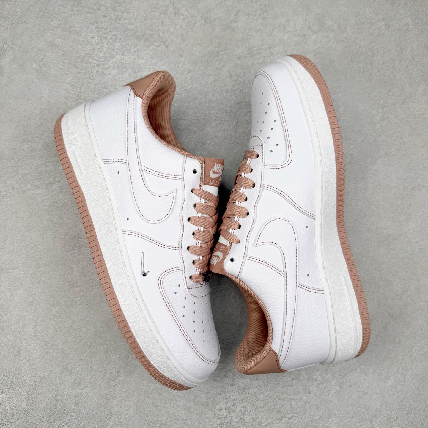 图片[3]-NK Air Force 1´07 Low 空军一号低帮百搭休闲运动板鞋 KJ1688-005 柔软、弹性十足的缓震性能和出色的中底设计 横跨复古与现代的外型结合 造就出风靡全球 三十多年的Force 1 直到今天还深受青睐 实拍调校N版已经零色差零失真 百分百还原实物色彩所见即所得 不存在货不对板色差等低级问题 选购参考实物拍摄 不混卖不参货 只用心做好货严格选品 承诺混一赔十 尺码：36 36.5 37.5 38 38.5 39 40 40.5 41 42 42.5 43 44 44.5 45-选品中心