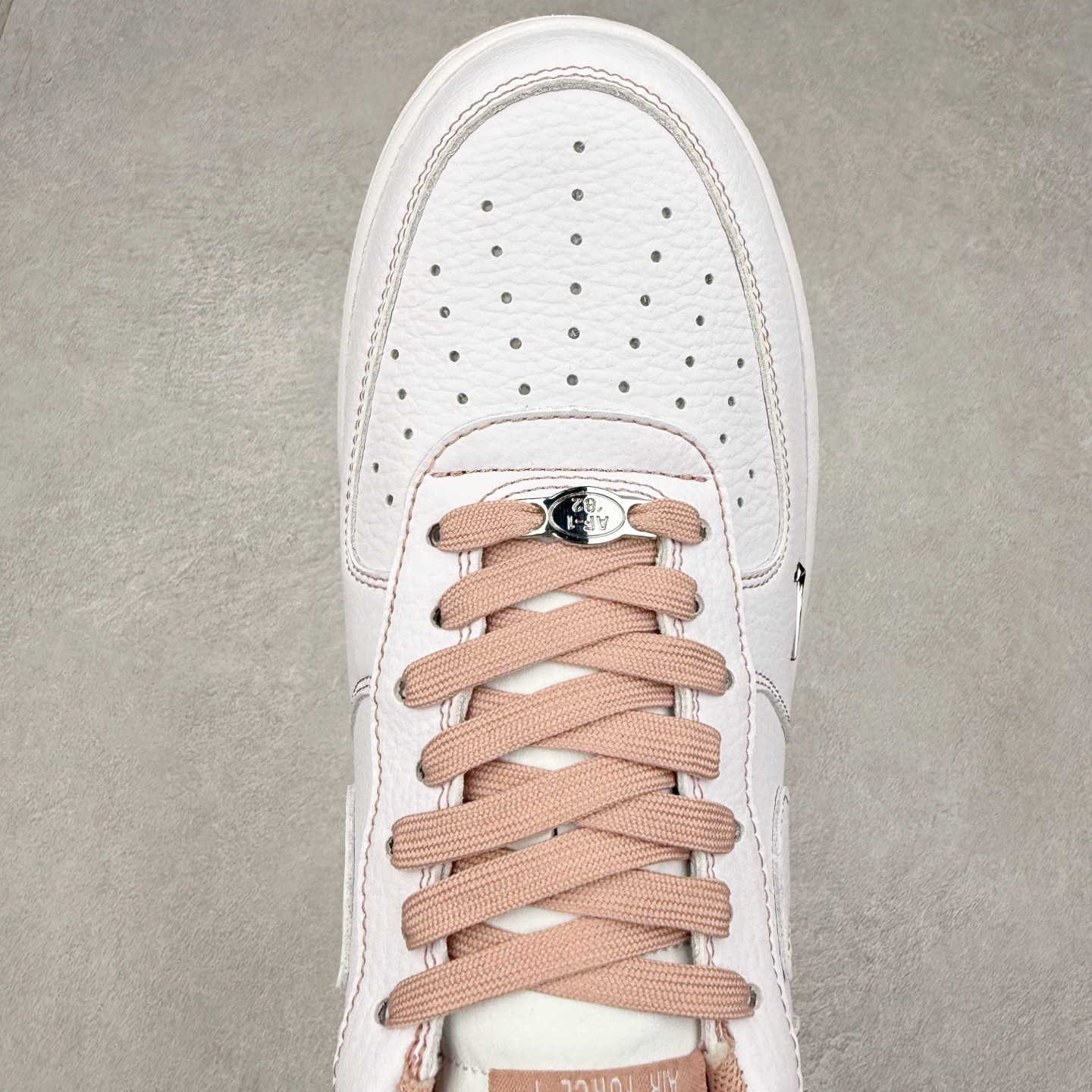 图片[4]-NK Air Force 1´07 Low 空军一号低帮百搭休闲运动板鞋 KJ1688-005 柔软、弹性十足的缓震性能和出色的中底设计 横跨复古与现代的外型结合 造就出风靡全球 三十多年的Force 1 直到今天还深受青睐 实拍调校N版已经零色差零失真 百分百还原实物色彩所见即所得 不存在货不对板色差等低级问题 选购参考实物拍摄 不混卖不参货 只用心做好货严格选品 承诺混一赔十 尺码：36 36.5 37.5 38 38.5 39 40 40.5 41 42 42.5 43 44 44.5 45-选品中心