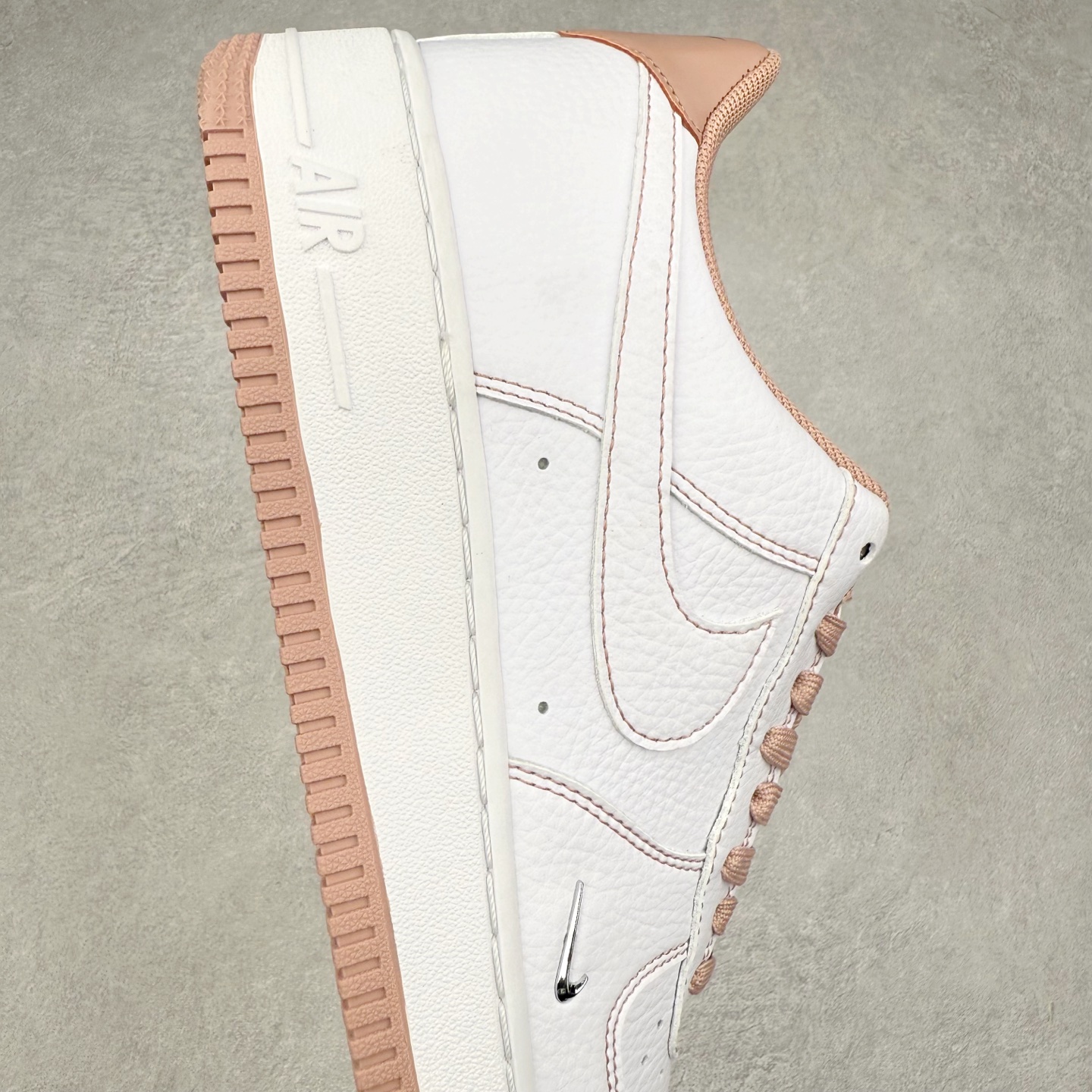 图片[6]-NK Air Force 1´07 Low 空军一号低帮百搭休闲运动板鞋 KJ1688-005 柔软、弹性十足的缓震性能和出色的中底设计 横跨复古与现代的外型结合 造就出风靡全球 三十多年的Force 1 直到今天还深受青睐 实拍调校N版已经零色差零失真 百分百还原实物色彩所见即所得 不存在货不对板色差等低级问题 选购参考实物拍摄 不混卖不参货 只用心做好货严格选品 承诺混一赔十 尺码：36 36.5 37.5 38 38.5 39 40 40.5 41 42 42.5 43 44 44.5 45-选品中心