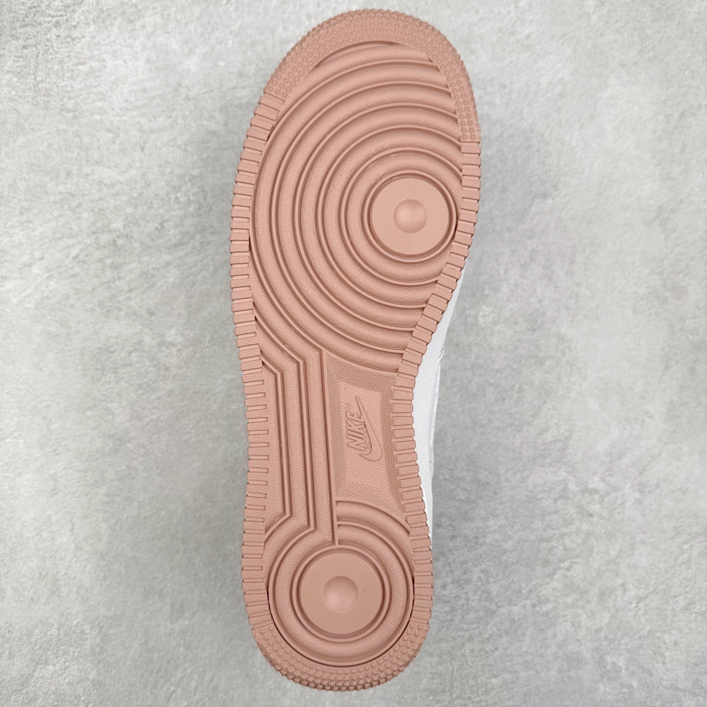 图片[9]-NK Air Force 1´07 Low 空军一号低帮百搭休闲运动板鞋 KJ1688-005 柔软、弹性十足的缓震性能和出色的中底设计 横跨复古与现代的外型结合 造就出风靡全球 三十多年的Force 1 直到今天还深受青睐 实拍调校N版已经零色差零失真 百分百还原实物色彩所见即所得 不存在货不对板色差等低级问题 选购参考实物拍摄 不混卖不参货 只用心做好货严格选品 承诺混一赔十 尺码：36 36.5 37.5 38 38.5 39 40 40.5 41 42 42.5 43 44 44.5 45-选品中心