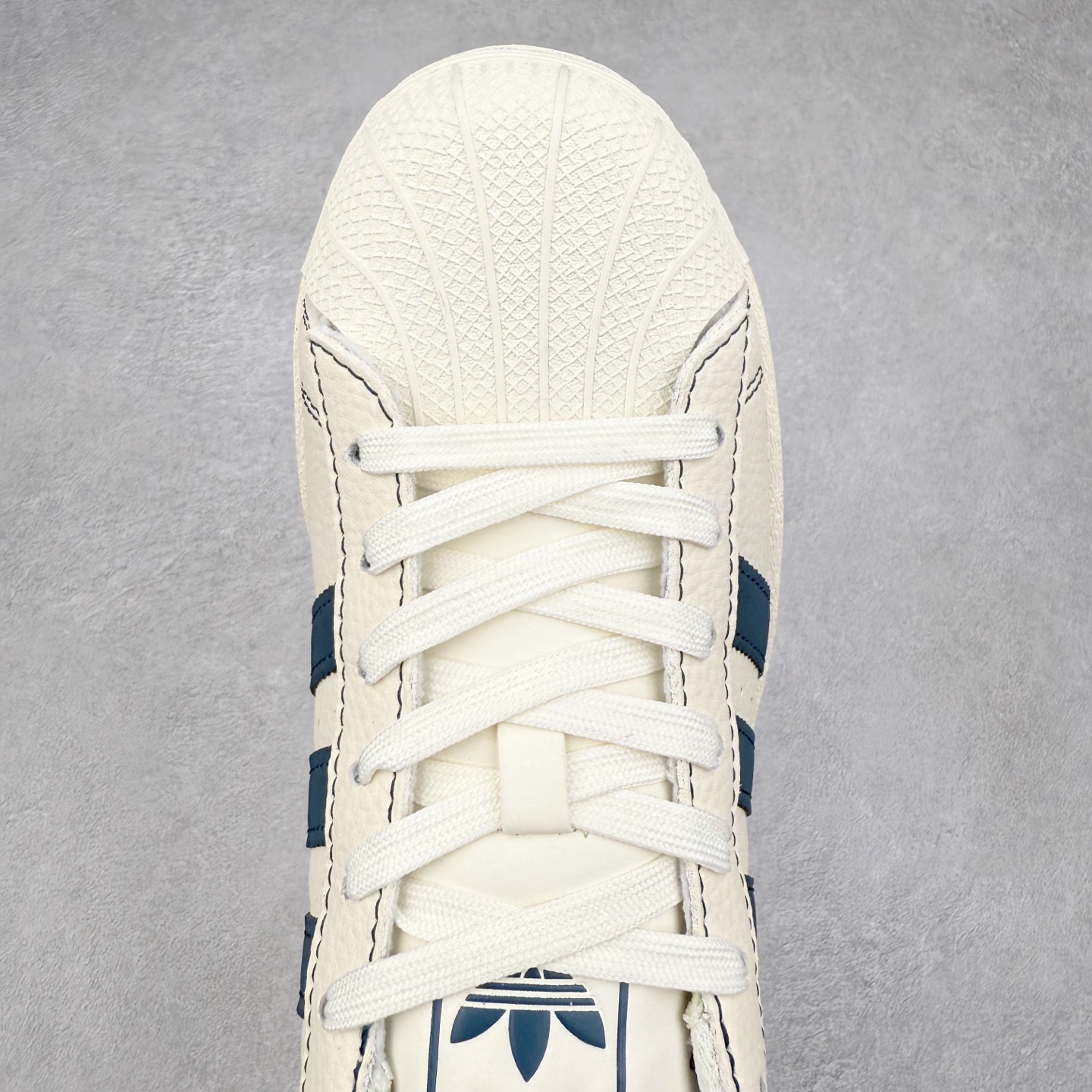 图片[4]-＃C2 AD Originals Superstar 经典复古贝壳头板鞋 QF5805 诞生于1969年 是第一双将全皮面鞋 身与橡胶鞋头结合在一起的低帮篮球鞋 Superstar最开始 是作为高帮篮球鞋Pro Model的低帮版本而出现的 但因为其独特和醒目的橡胶鞋头造型而让大家熟知 被大家形象地称为\\\”shelltoe\\\”贝壳头 在70年代的美国职业篮球场上 接近3/4的NBA球员都将这双Superstar作为场上用鞋 80年代之后 经过不断的改良和发展 Superstar逐渐成为横跨时装、音乐、街头文化、休闲和运动等各大领域的时尚潮鞋 尺码：36 36.5 37 38 38.5 39 40 40.5 41 42 42.5 43 44 44.5 45-选品中心