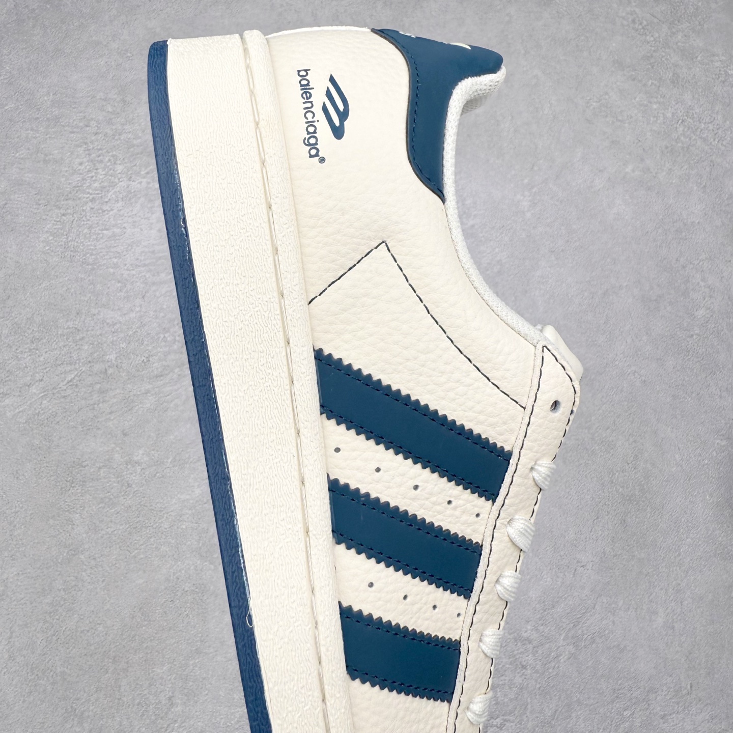 图片[6]-＃C2 AD Originals Superstar 经典复古贝壳头板鞋 QF5805 诞生于1969年 是第一双将全皮面鞋 身与橡胶鞋头结合在一起的低帮篮球鞋 Superstar最开始 是作为高帮篮球鞋Pro Model的低帮版本而出现的 但因为其独特和醒目的橡胶鞋头造型而让大家熟知 被大家形象地称为\\\”shelltoe\\\”贝壳头 在70年代的美国职业篮球场上 接近3/4的NBA球员都将这双Superstar作为场上用鞋 80年代之后 经过不断的改良和发展 Superstar逐渐成为横跨时装、音乐、街头文化、休闲和运动等各大领域的时尚潮鞋 尺码：36 36.5 37 38 38.5 39 40 40.5 41 42 42.5 43 44 44.5 45-选品中心