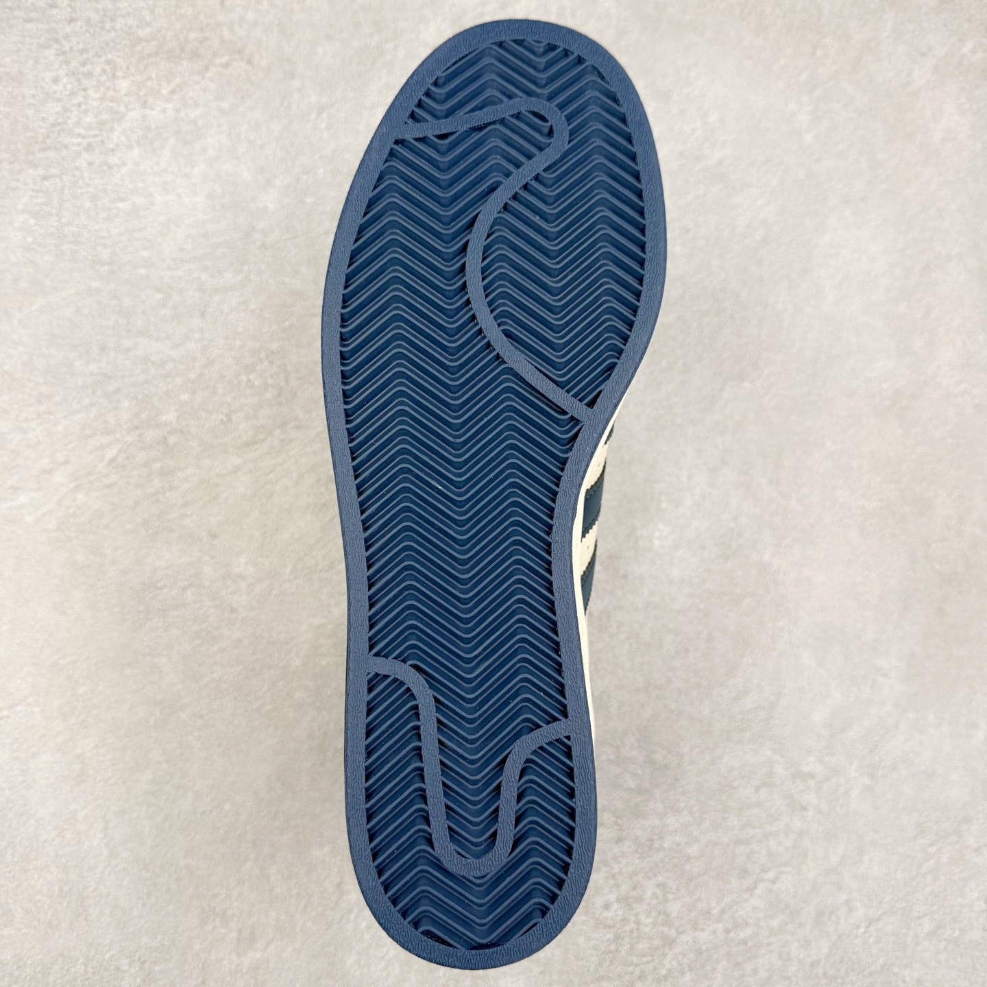 图片[9]-＃C2 AD Originals Superstar 经典复古贝壳头板鞋 QF5805 诞生于1969年 是第一双将全皮面鞋 身与橡胶鞋头结合在一起的低帮篮球鞋 Superstar最开始 是作为高帮篮球鞋Pro Model的低帮版本而出现的 但因为其独特和醒目的橡胶鞋头造型而让大家熟知 被大家形象地称为\\\”shelltoe\\\”贝壳头 在70年代的美国职业篮球场上 接近3/4的NBA球员都将这双Superstar作为场上用鞋 80年代之后 经过不断的改良和发展 Superstar逐渐成为横跨时装、音乐、街头文化、休闲和运动等各大领域的时尚潮鞋 尺码：36 36.5 37 38 38.5 39 40 40.5 41 42 42.5 43 44 44.5 45-选品中心